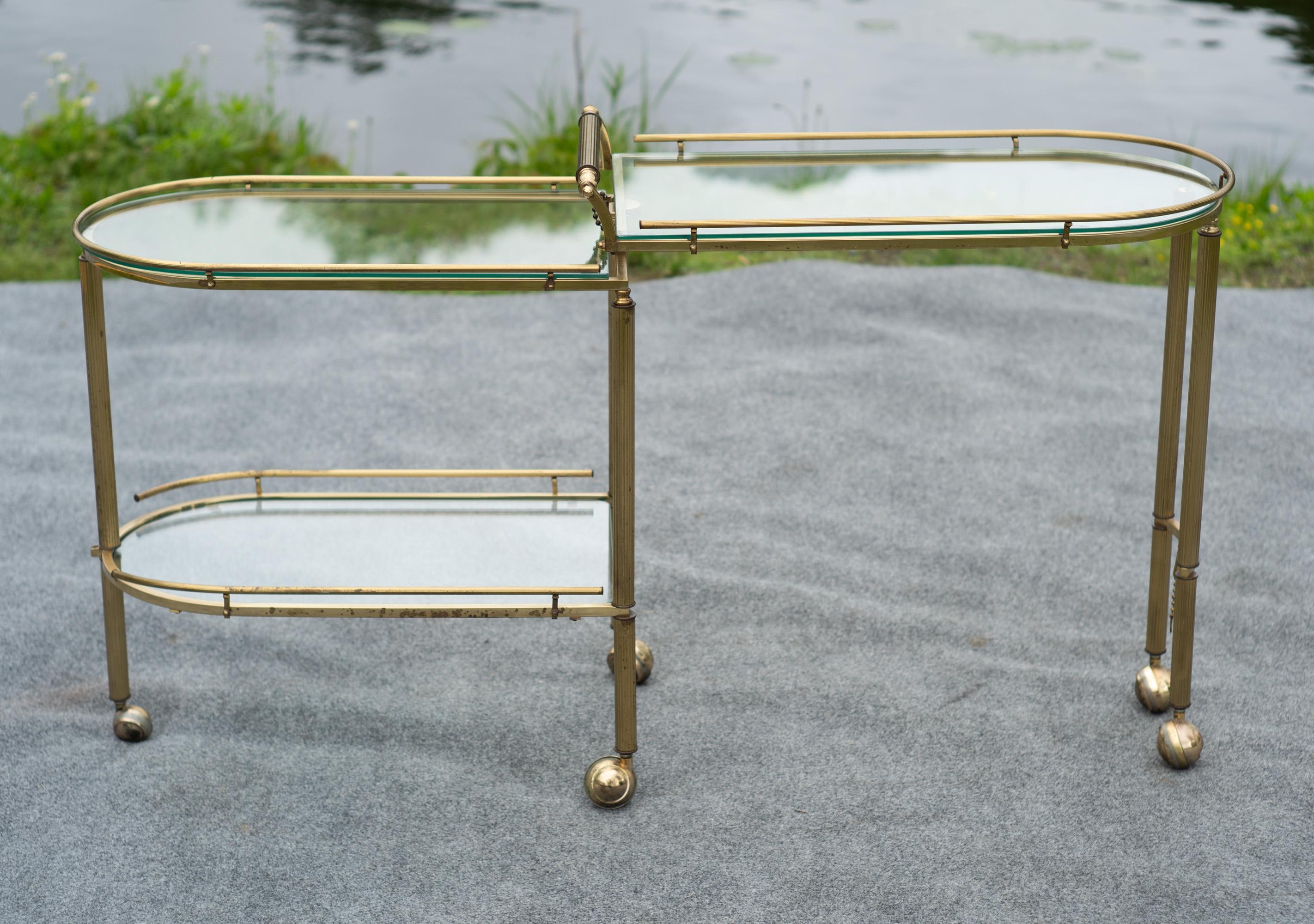 Italienischer Hollywood-Regency-Barwagen aus Messing und Glas, dreistufig, schwenkbar oder drehbar (Hollywood Regency) im Angebot