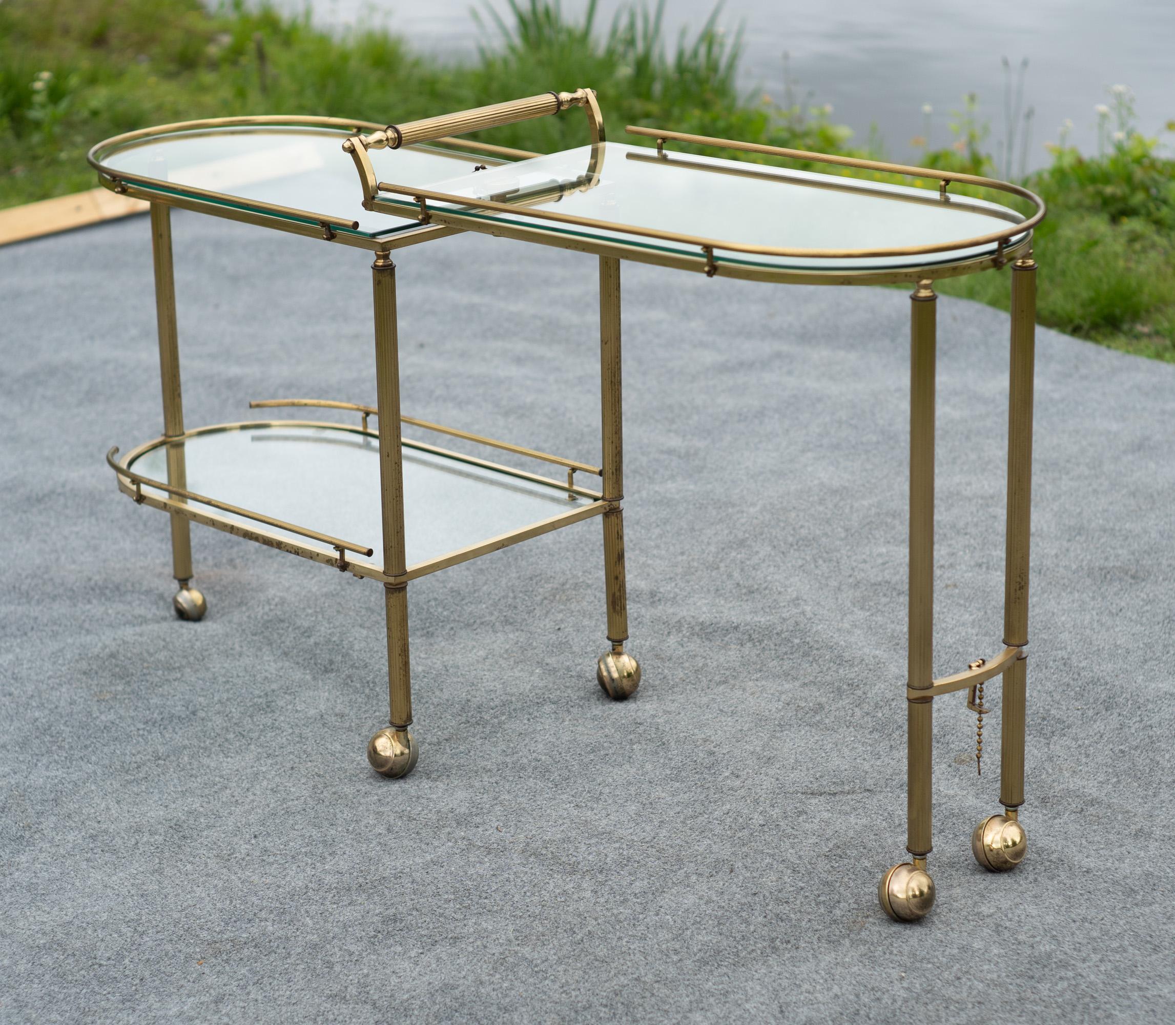 Italienischer Hollywood-Regency-Barwagen aus Messing und Glas, dreistufig, schwenkbar oder drehbar im Zustand „Gut“ im Angebot in Philadelphia, PA