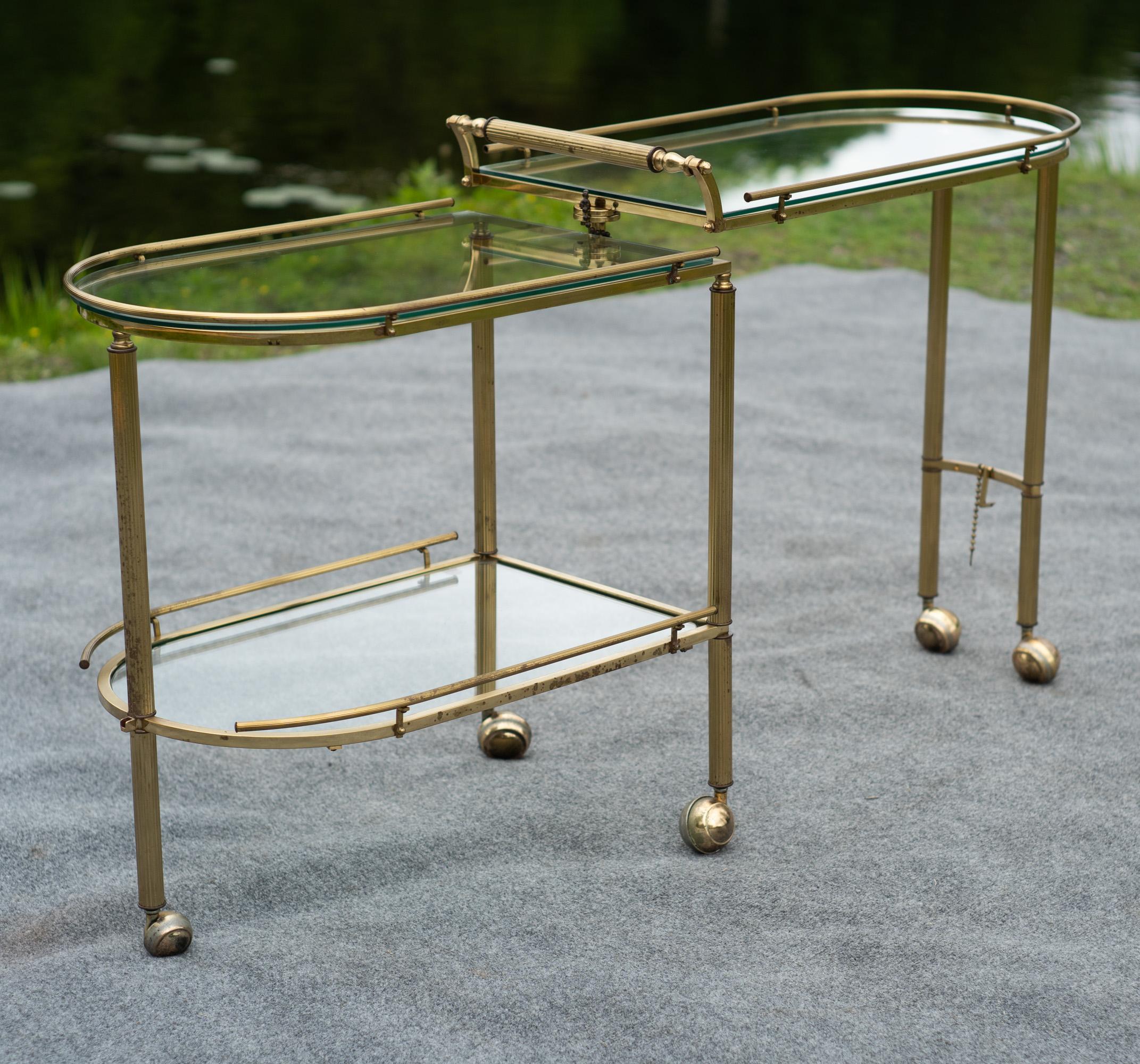 Italienischer Hollywood-Regency-Barwagen aus Messing und Glas, dreistufig, schwenkbar oder drehbar (Mitte des 20. Jahrhunderts) im Angebot