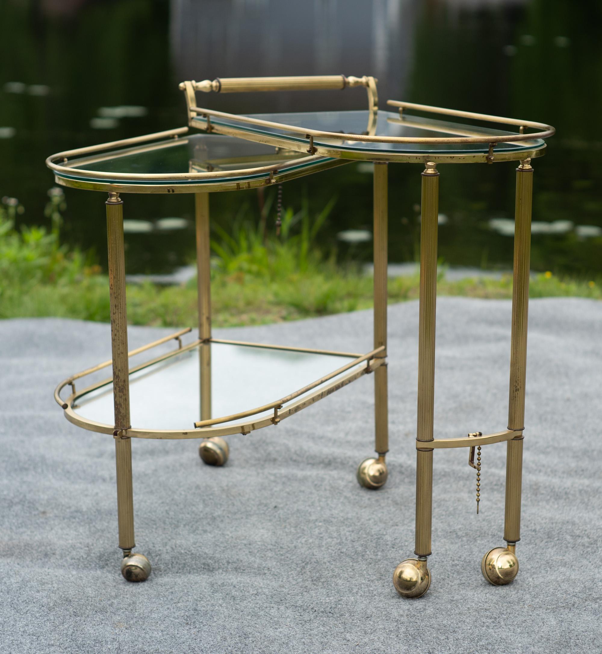 Italienischer Hollywood-Regency-Barwagen aus Messing und Glas, dreistufig, schwenkbar oder drehbar im Angebot 1