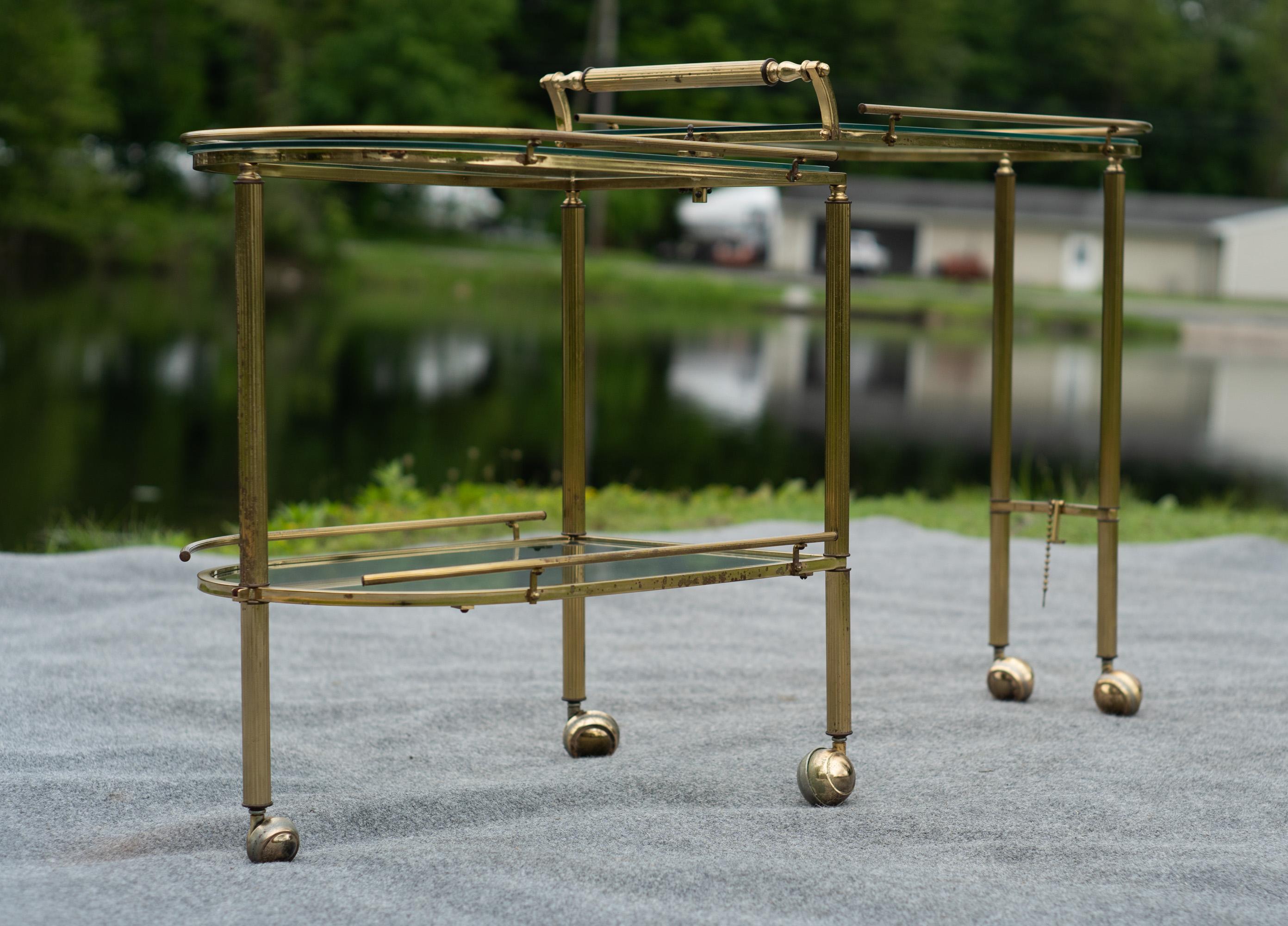 Italienischer Hollywood-Regency-Barwagen aus Messing und Glas, dreistufig, schwenkbar oder drehbar im Angebot 2