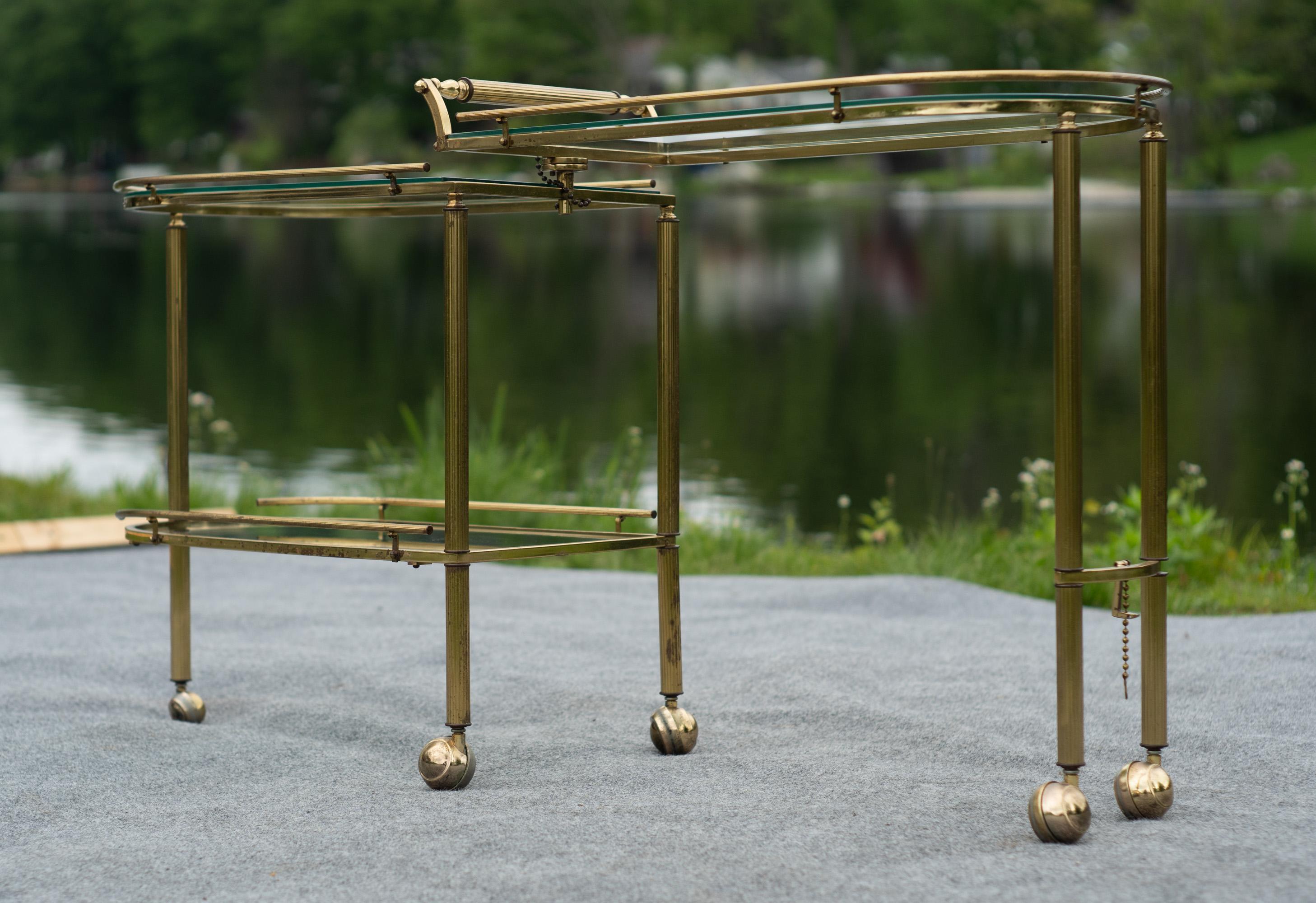 Italienischer Hollywood-Regency-Barwagen aus Messing und Glas, dreistufig, schwenkbar oder drehbar im Angebot 3