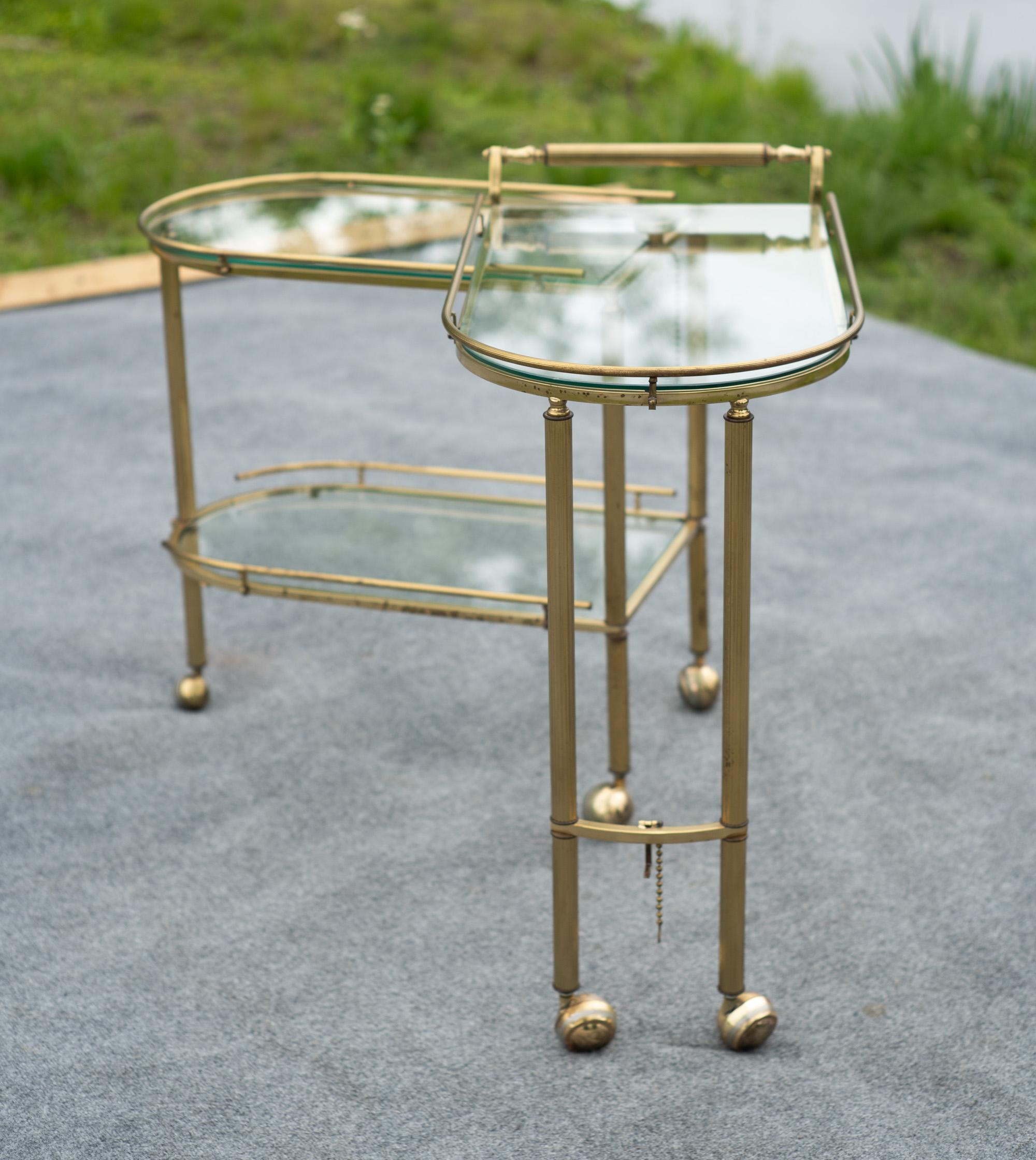 Italienischer Hollywood-Regency-Barwagen aus Messing und Glas, dreistufig, schwenkbar oder drehbar im Angebot 4