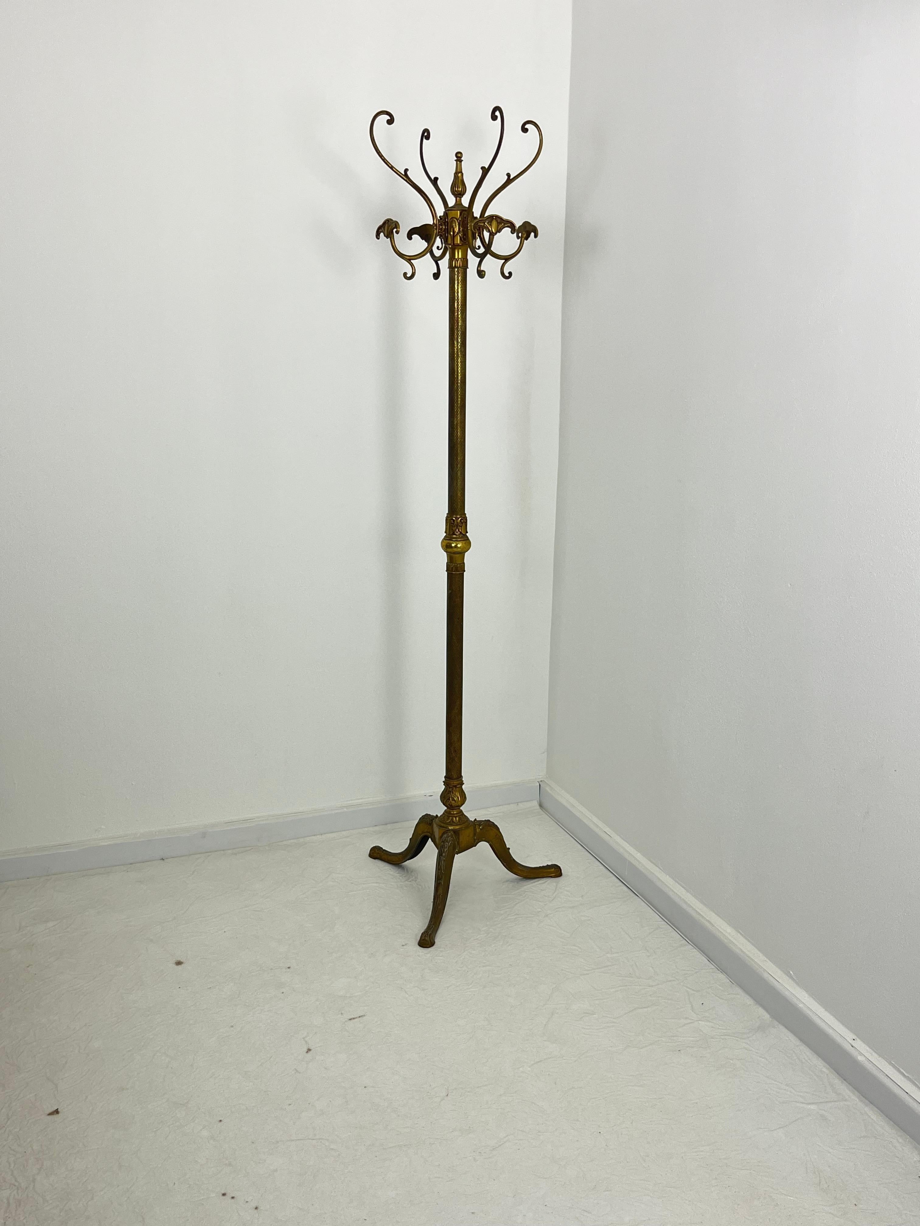 Italienischer Hollywood-Regency-Garderobenständer aus Messing, 1960er Jahre
Intakt und in gutem Zustand. Gefunden in einer noblen Wohnung in meiner Heimatstadt Palermo.


Wir garantieren einen schnellen, versicherten Versand mit geeigneter