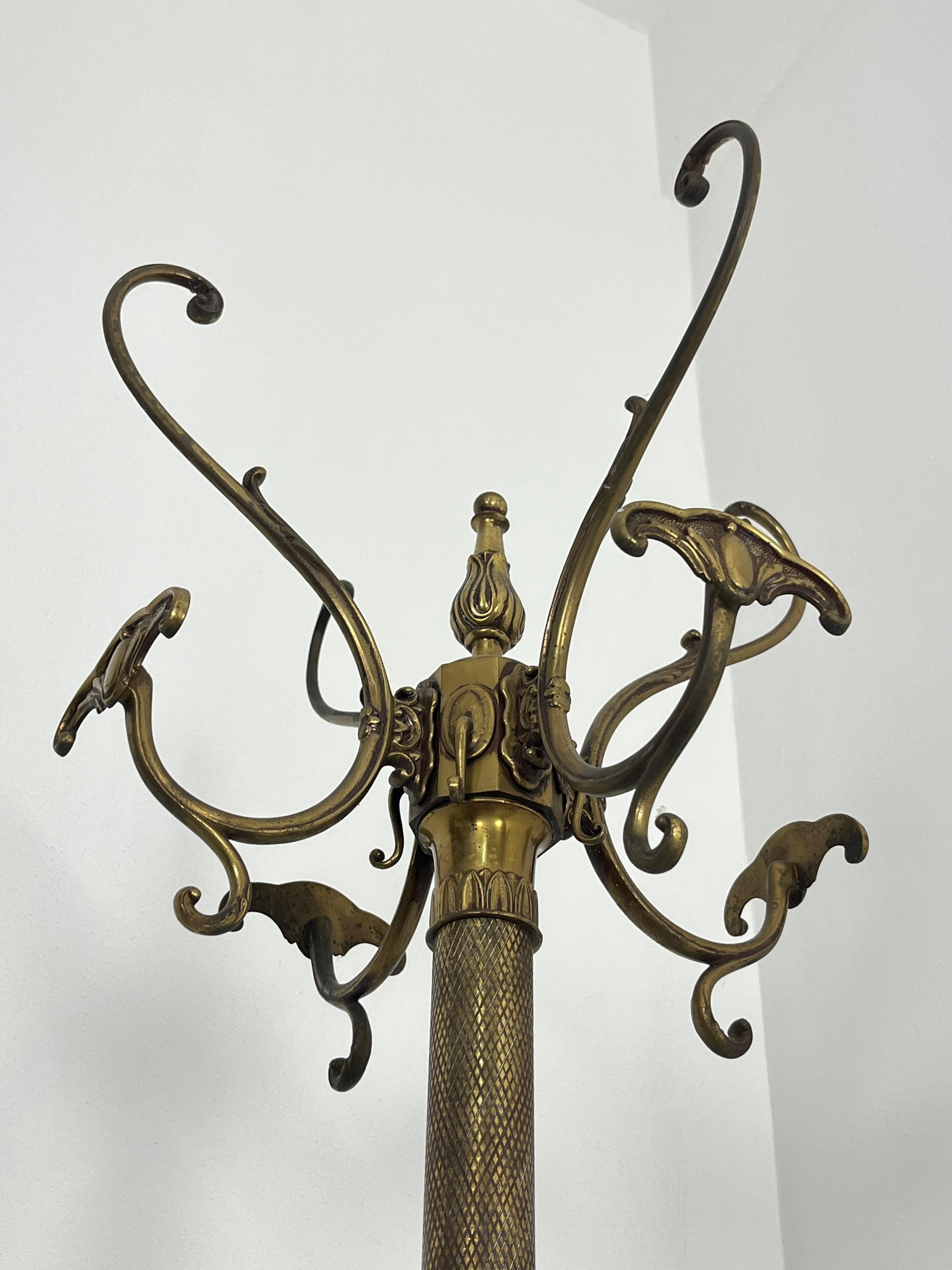 Italienischer Hollywood-Regency-Garderobenständer aus Messing, 1960er Jahre im Angebot 3