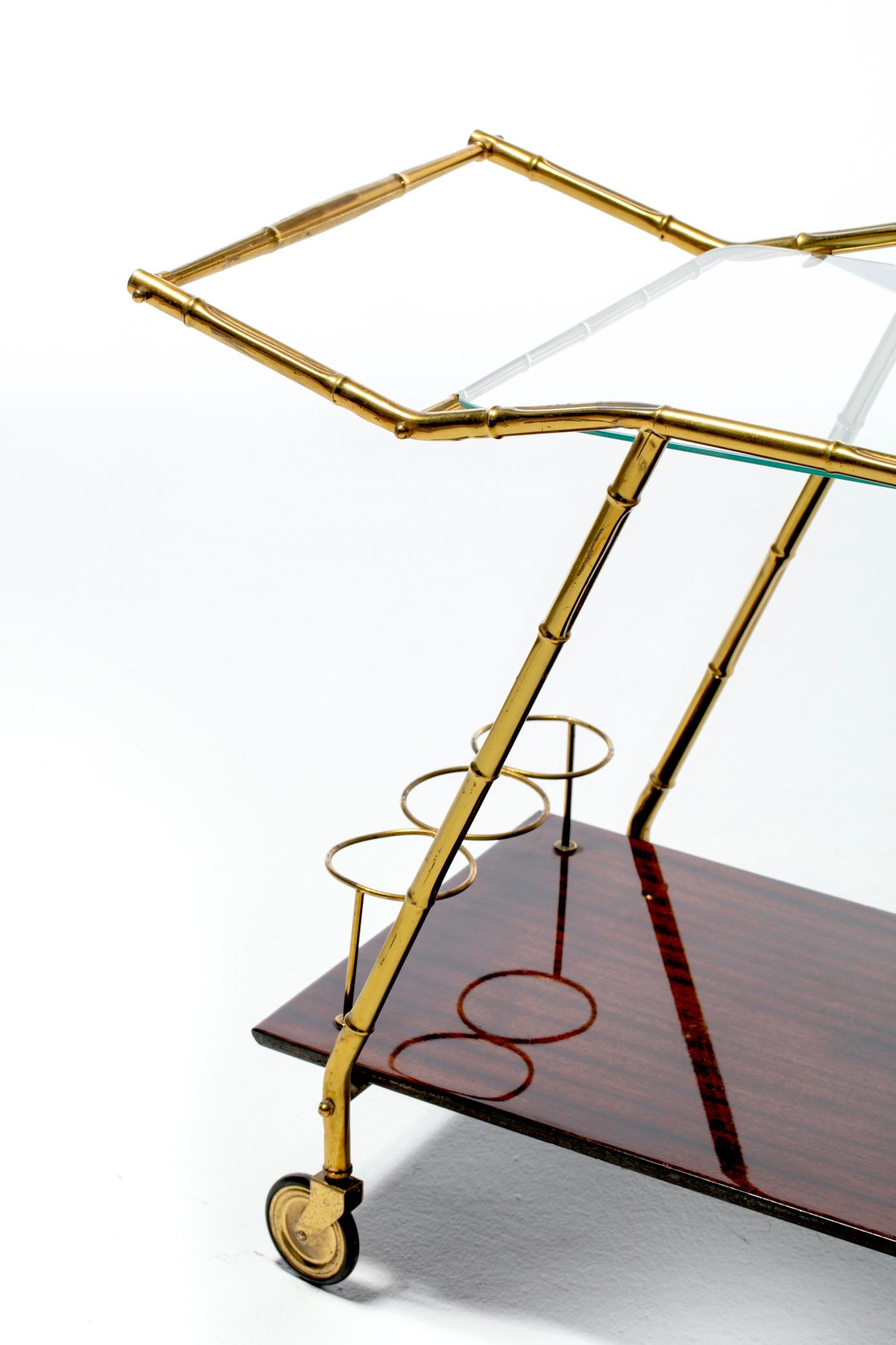 Carrello da bar italiano Hollywood Regency in ottone, finto bambù e legno, circa 1960 in vendita 5