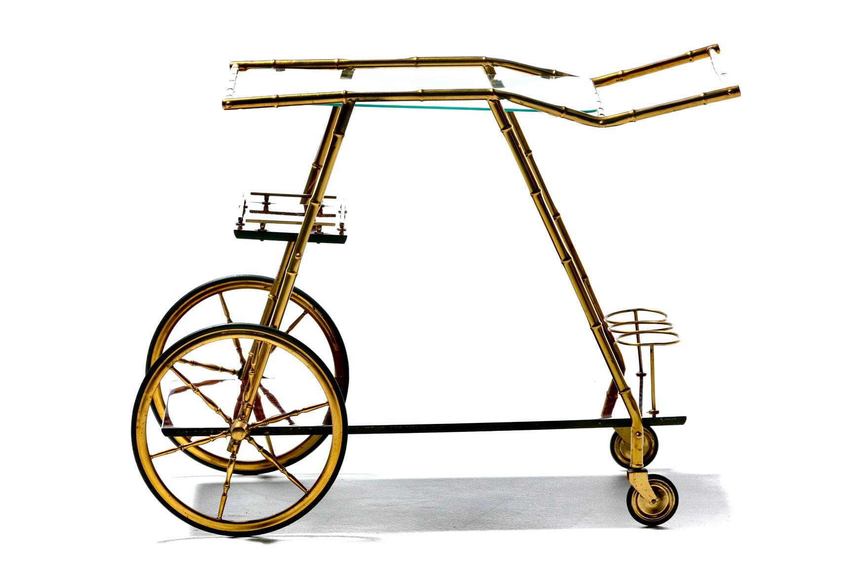 Ottone Carrello da bar italiano Hollywood Regency in ottone, finto bambù e legno, circa 1960 in vendita