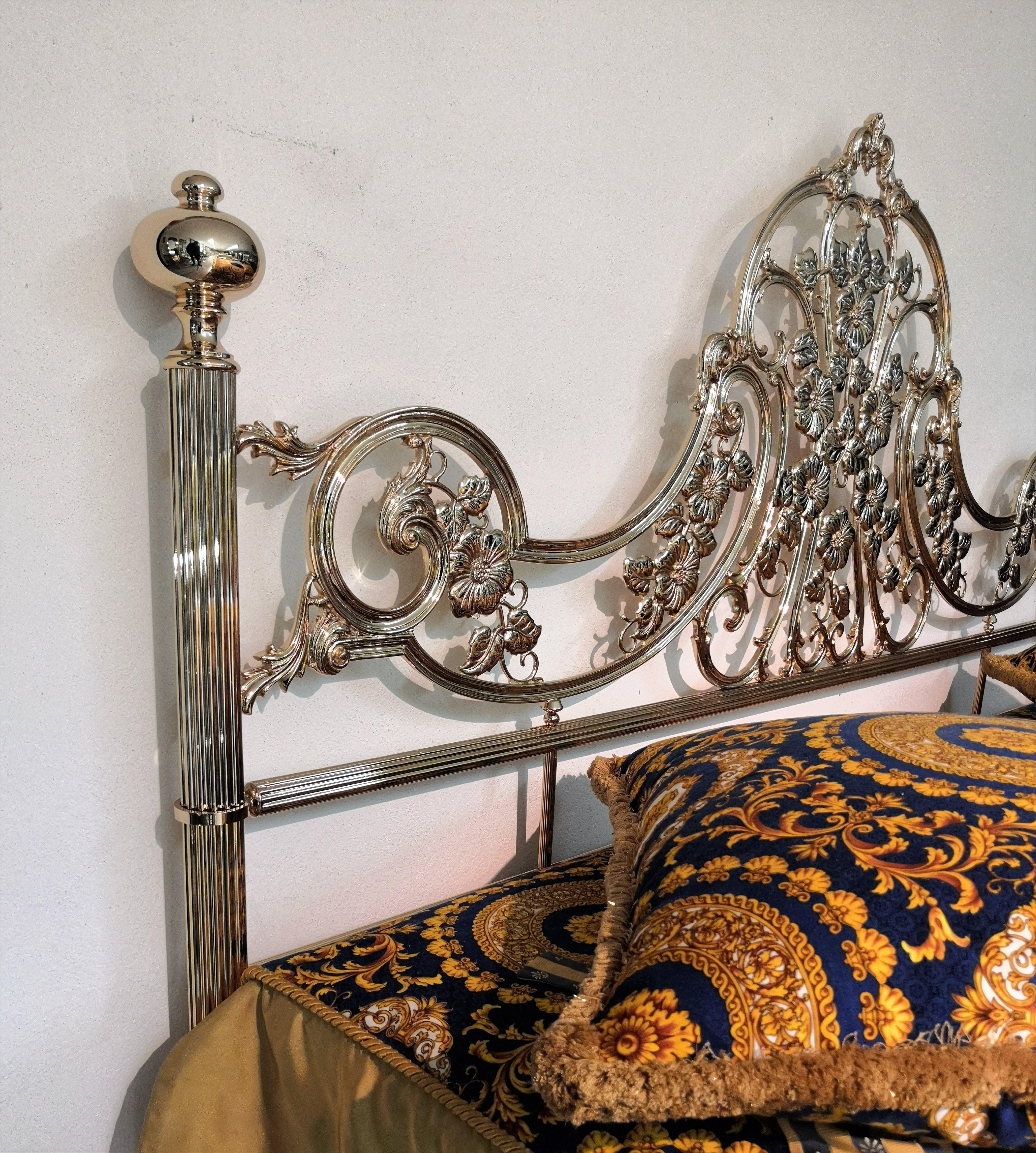 Beautiful and stylish Italian geometric and Baroque shiny brass king size bed frame. A great piece that perfectly adds to every home decor the typical glitz, glamour, and gold of Hollywood Regency style, with a nod to Art Deco decadence and