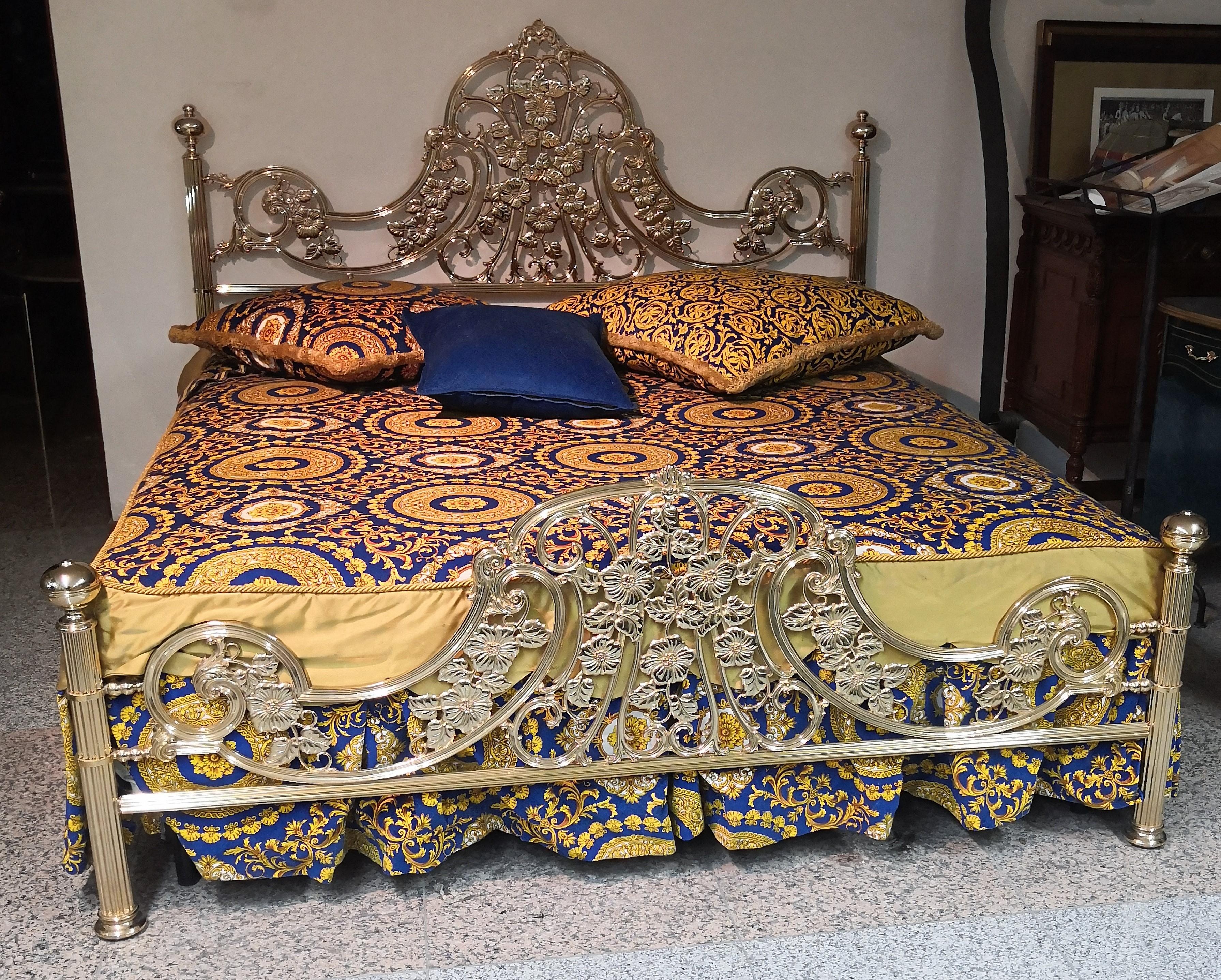 Italian Hollywood Regency Brass King Size Bed Frame, 1980s In Good Condition In Carimate, Como
