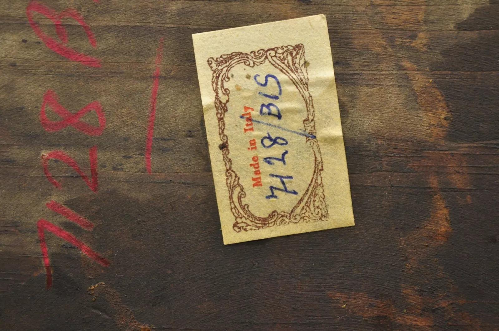 Specchio di vanità piccolo italiano Hollywood Regency intagliato in legno dorato e invecchiato in vendita 6
