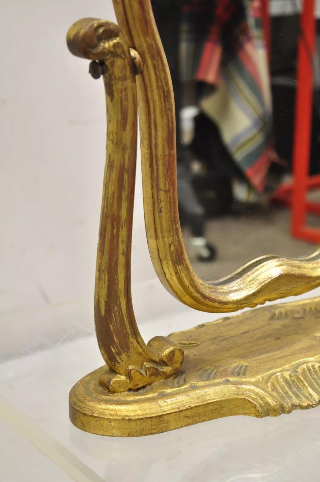 Specchio di vanità piccolo italiano Hollywood Regency intagliato in legno dorato e invecchiato in vendita 7