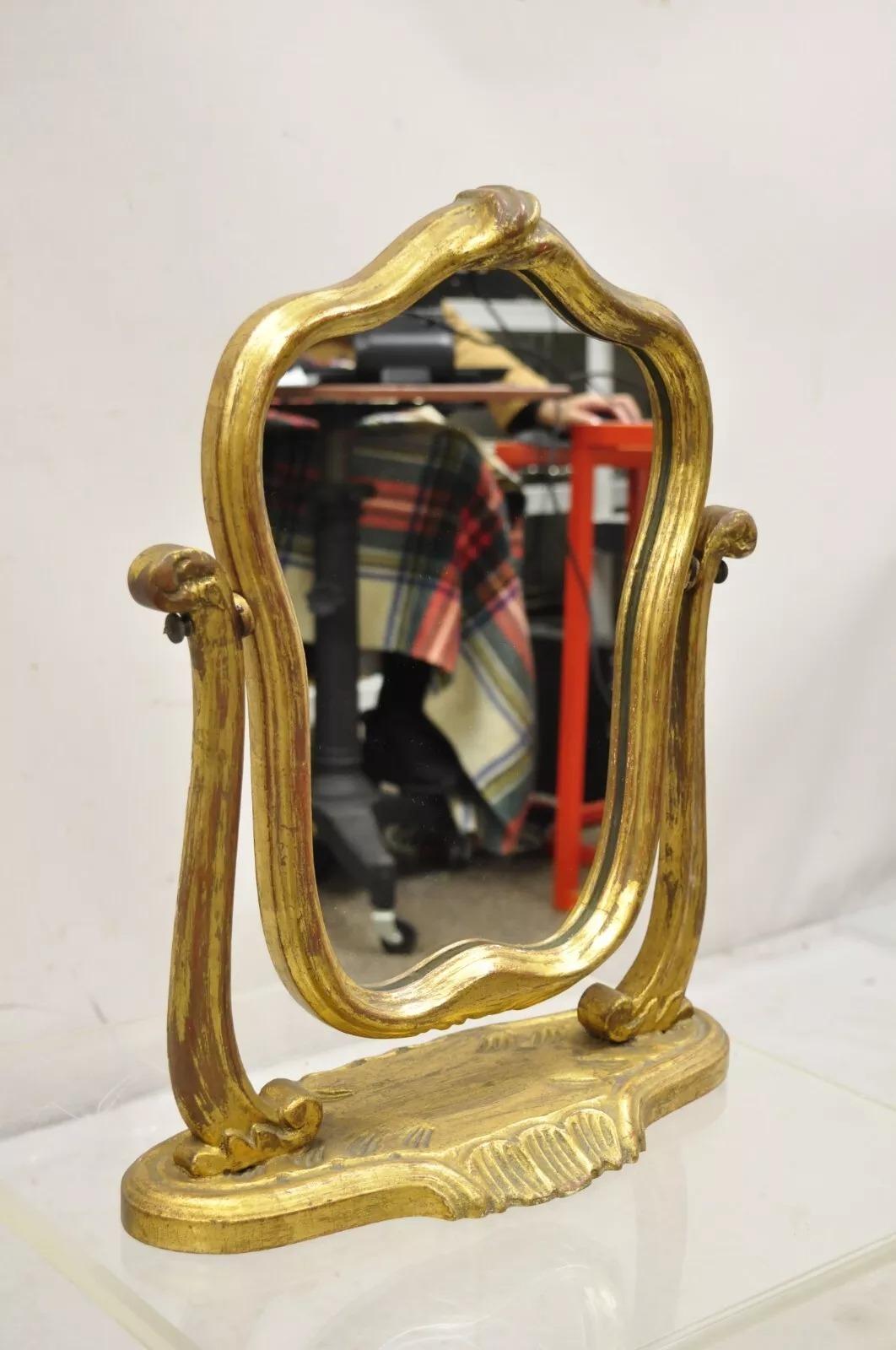 Specchio di vanità piccolo italiano Hollywood Regency intagliato in legno dorato e invecchiato in vendita 8