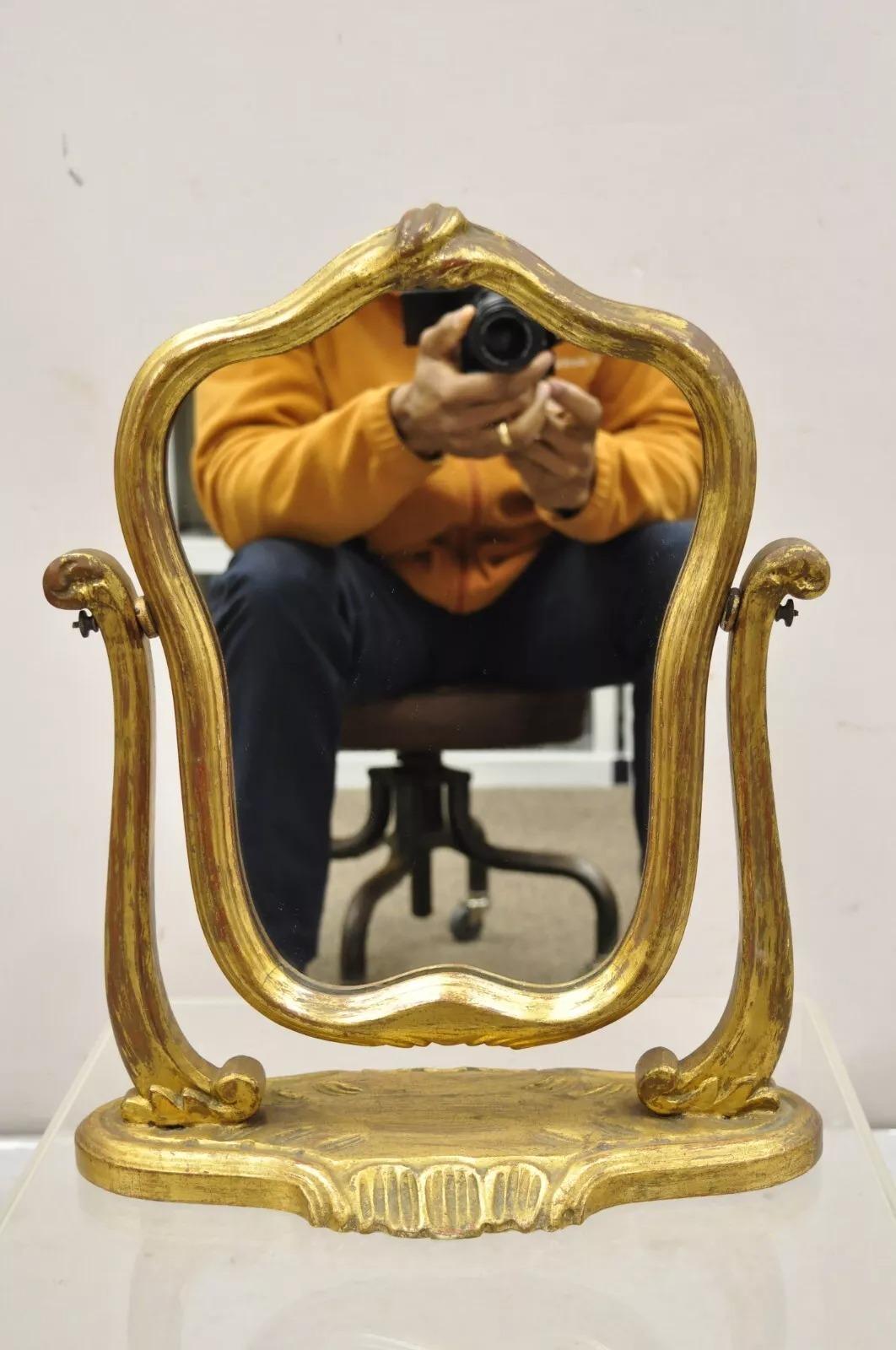 Vintage By Hollywood Regency, specchio di vanità piccolo intagliato in legno dorato e afflitto. Circa metà del XX secolo. Misure: 17