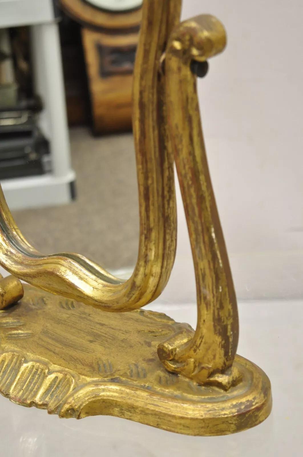 Specchio di vanità piccolo italiano Hollywood Regency intagliato in legno dorato e invecchiato In condizioni buone in vendita a Philadelphia, PA