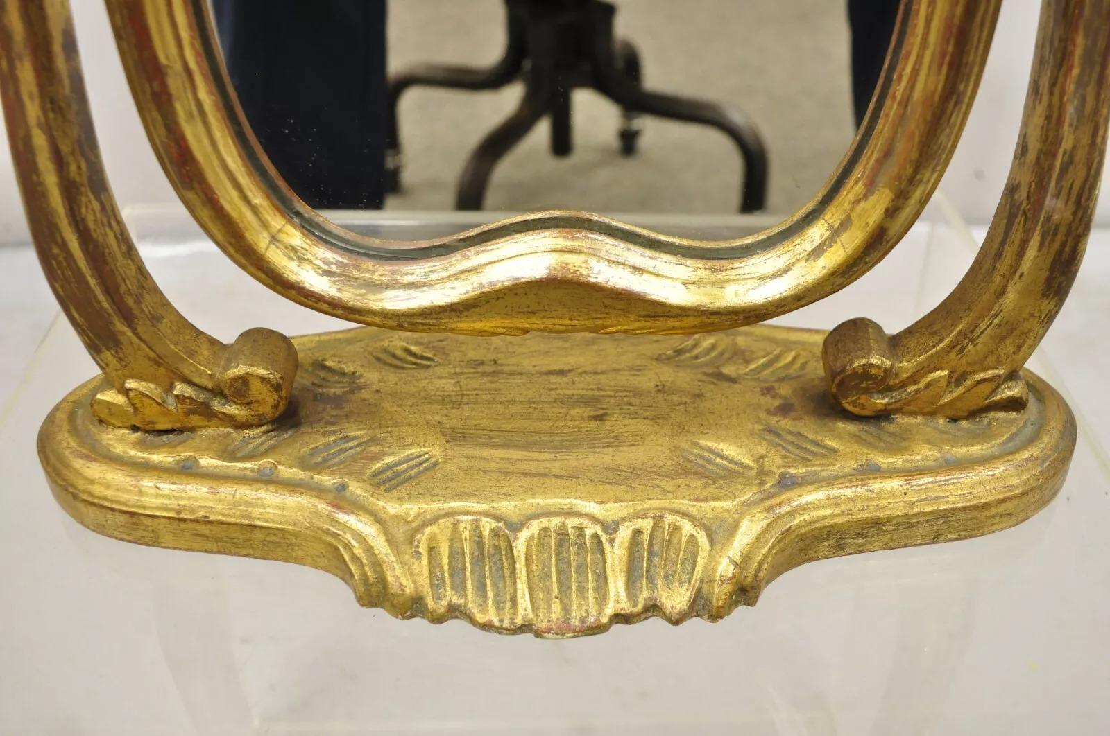 Specchio di vanità piccolo italiano Hollywood Regency intagliato in legno dorato e invecchiato in vendita 1