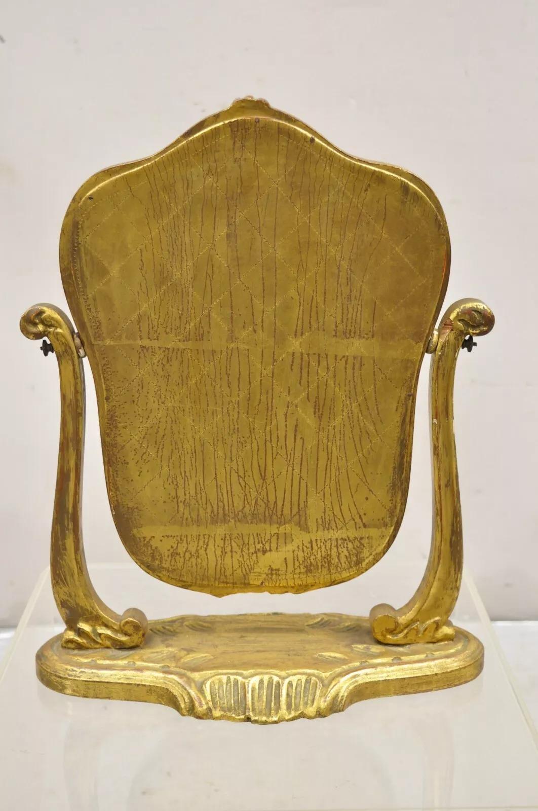 Specchio di vanità piccolo italiano Hollywood Regency intagliato in legno dorato e invecchiato in vendita 4