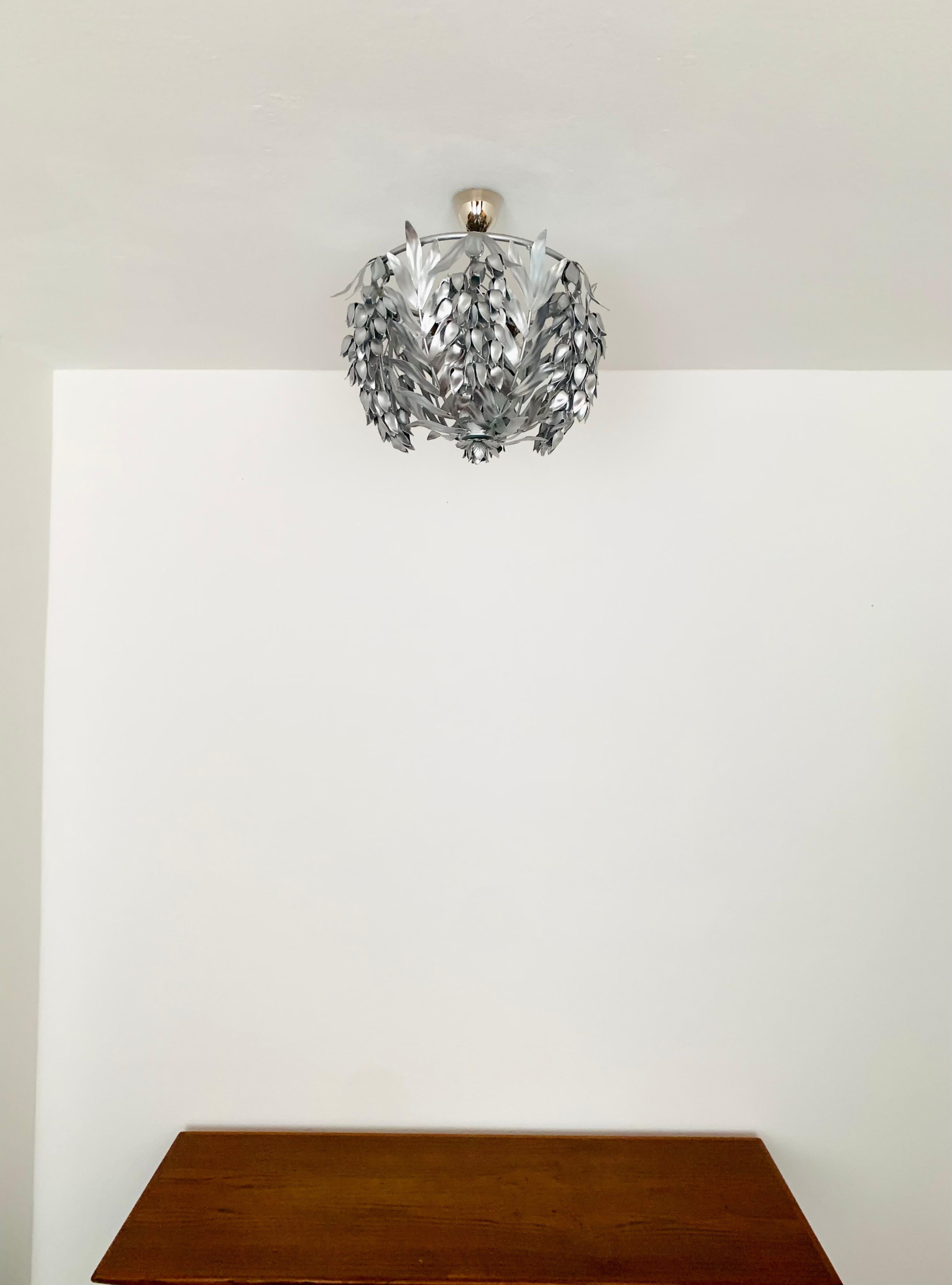Exceptionally decorative ceiling lamp from the 1970s.
Great design and high-quality workmanship.
The leaves create a great, very noble light.

Condition:

Very good vintage condition with slight signs of wear consistent with age.
The lamp has a