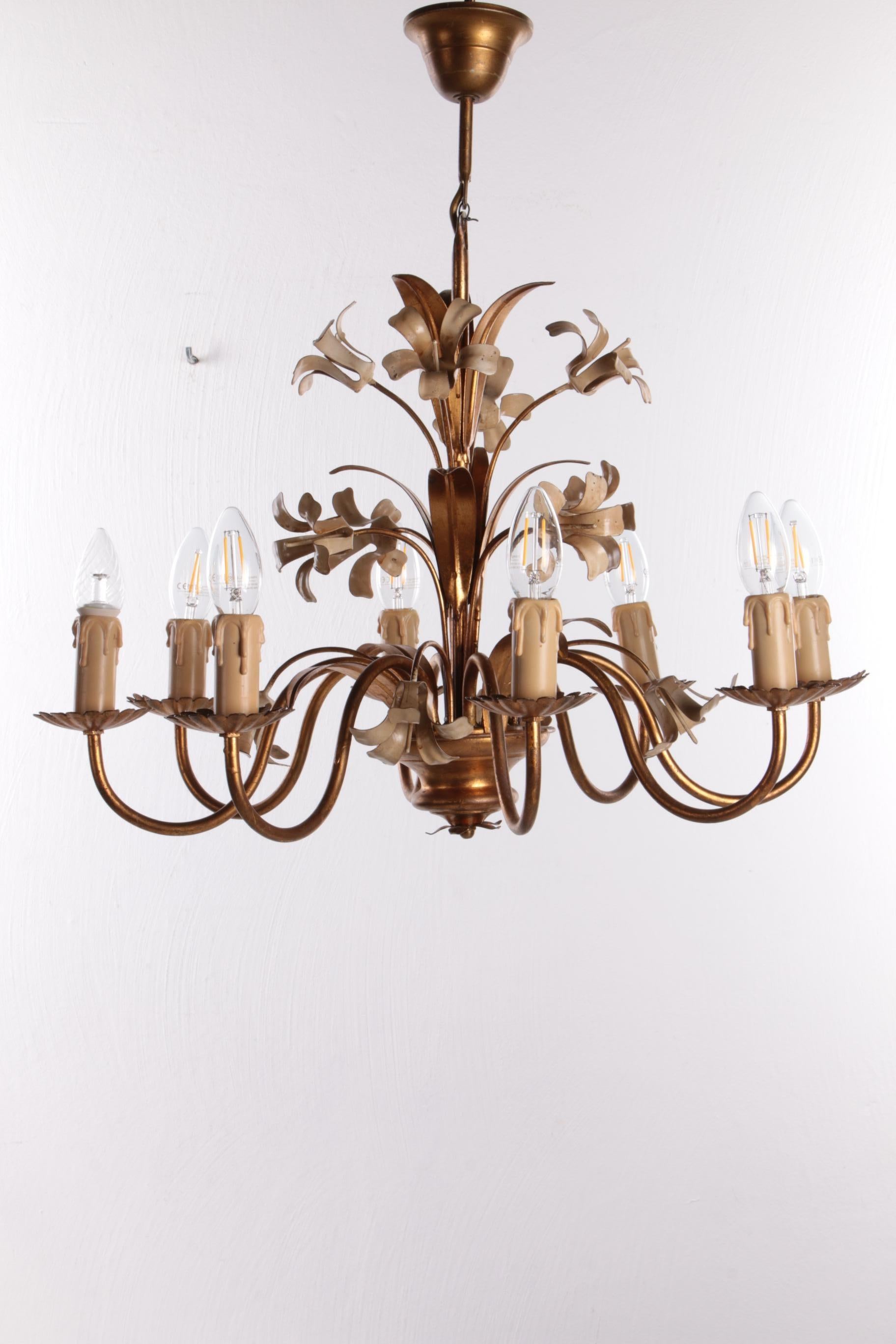 Italian Hollywood Regency chandelier 1960s


The chandelier is made of lacquered and gilded metal and is decorated with leaves and flowers.

This stately lamp fits perfectly in a Hollywood Regency style interior.

The chandelier is