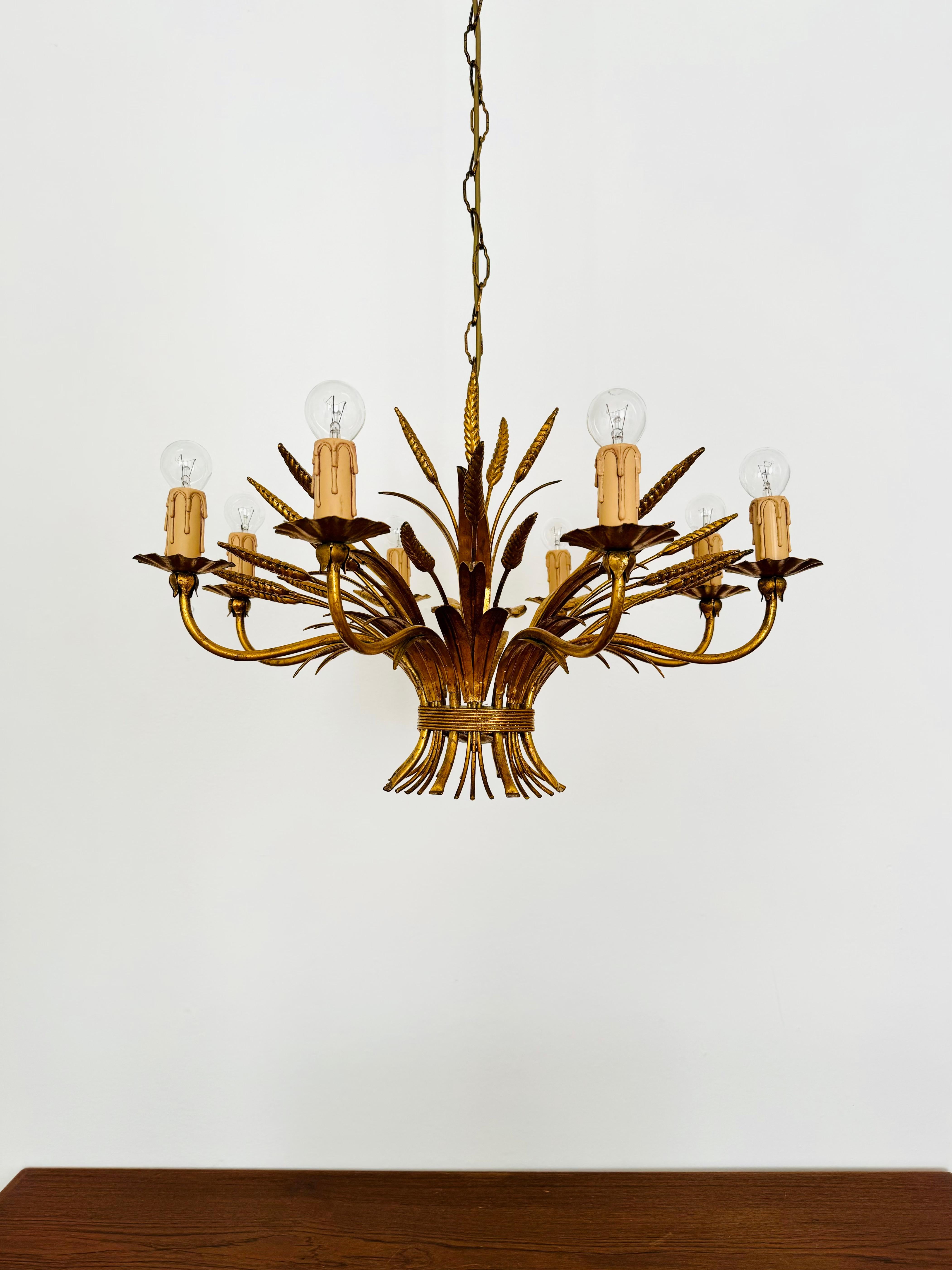 Exceptional decorative chandelier from the 1960s.
Wonderful design and quality craftsmanship.
A warm light is created.

Design: Hans Kögl

Condition:

Very good vintage condition with slight signs of age-related wear.

The pictures are part of the