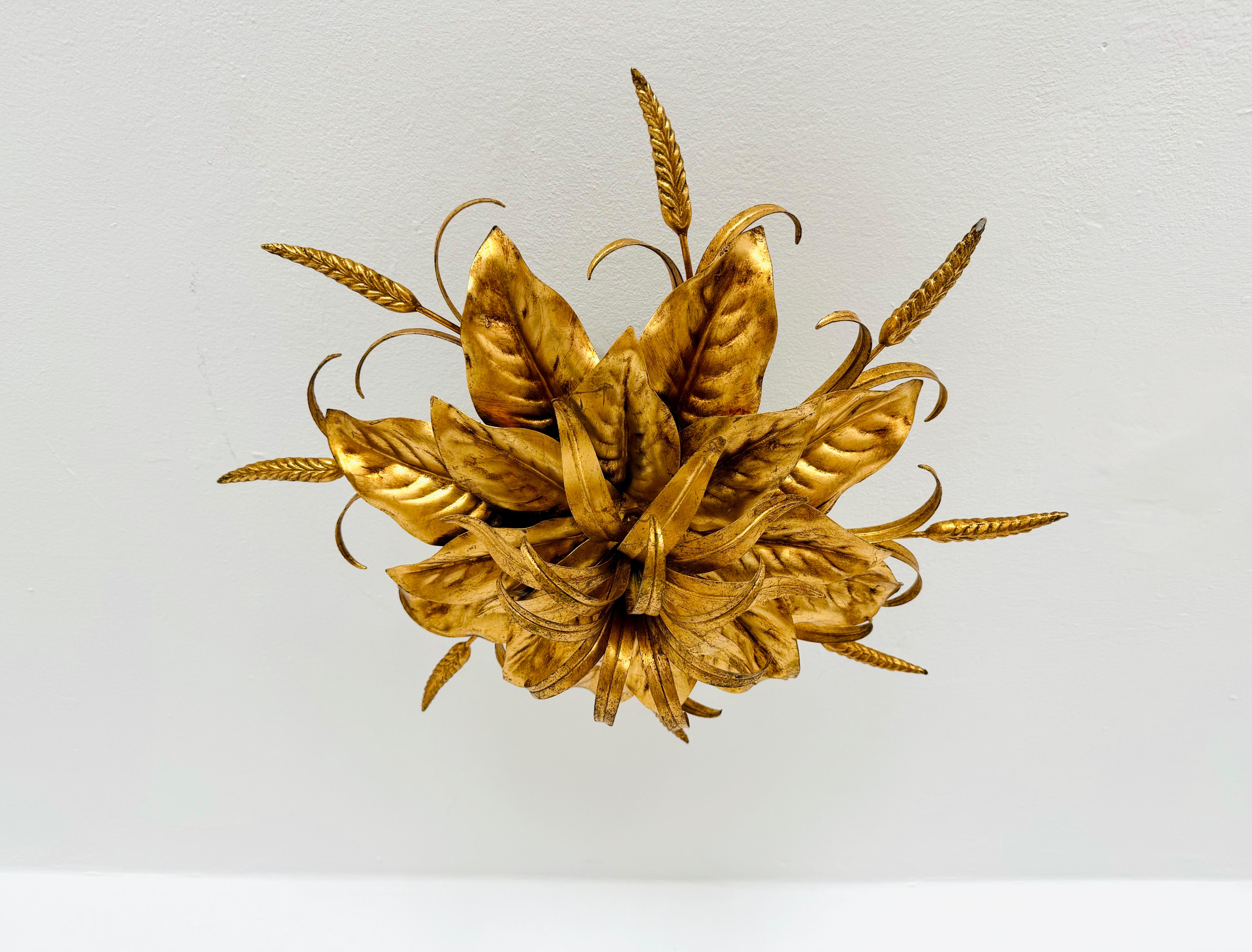 Lampada floreale eccezionalmente decorativa degli anni '70.
Ottimo design e lavorazione di alta qualità.
Le foglie creano una luce meravigliosa.

Design/One: Hans Kögl

Condizioni:

Condizioni vintage molto buone con lievi segni di usura.
La lampada