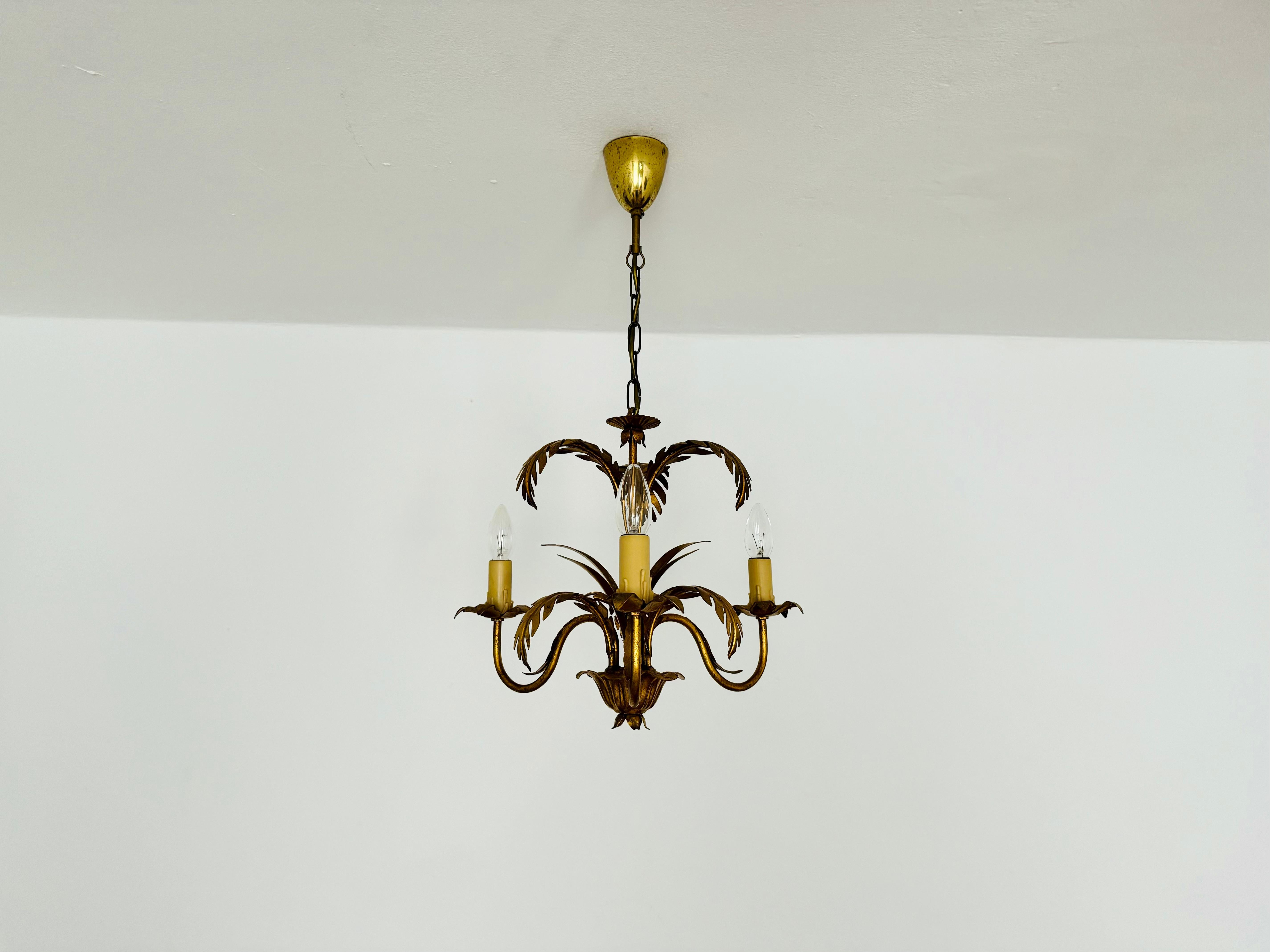 Eccezionale lampadario decorativo degli anni '1960.
Design meraviglioso e qualità artigianale.
Si crea una luce calda.

Design/One: Hans Kögl

Condizioni:

Condizioni vintage molto buone con lievi segni di usura dovuti all'età.
Patina in alcuni