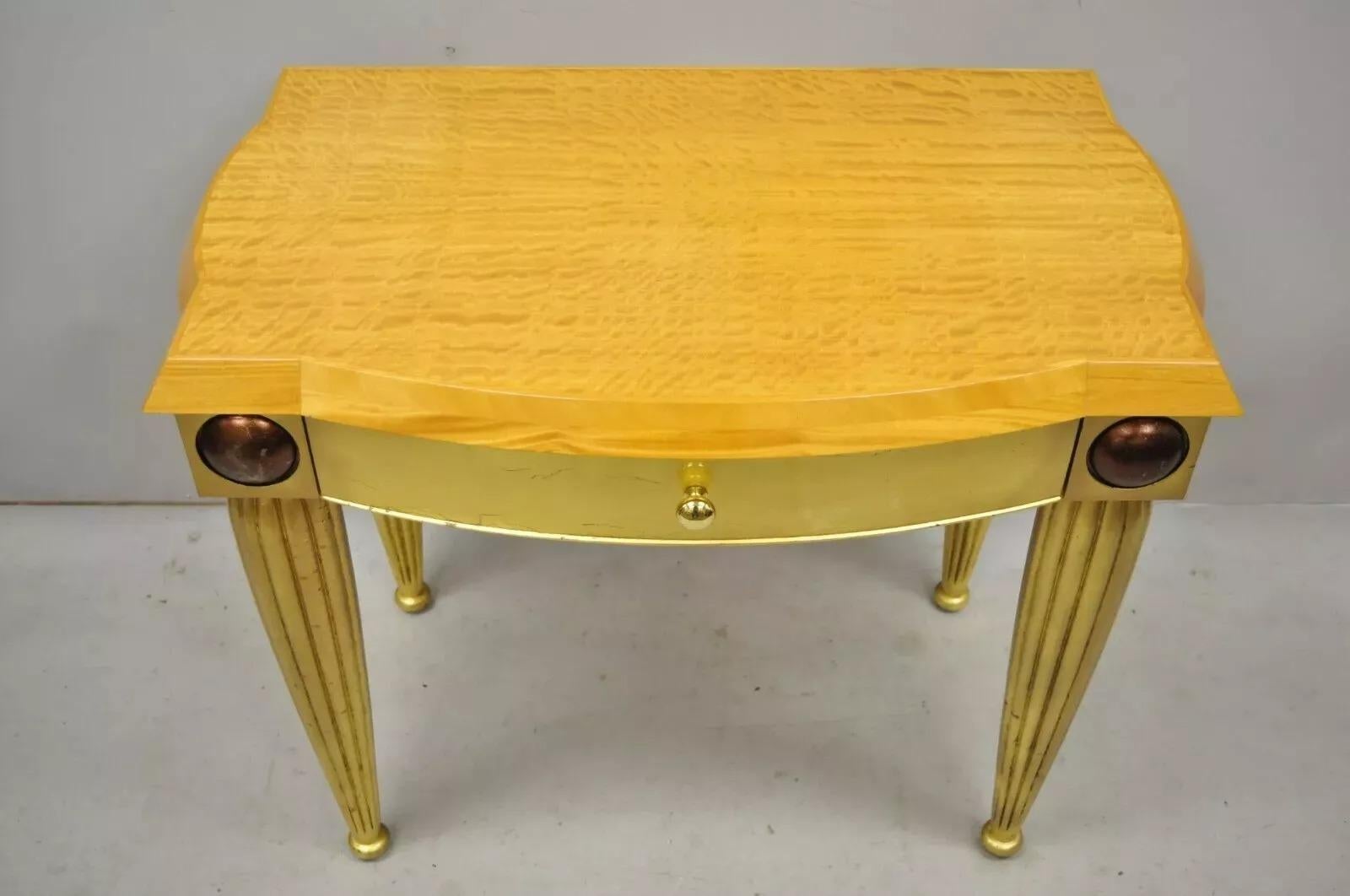 Italienisch Hollywood Regency Curly Ahorn Gold vergoldet Blatt 1 Schublade Konsole Hall Tisch. Artikel verfügt über eine gewellte Ahornplatte, Blattgold-Finish auf Basis, schöne Holzmaserung, distressed Finish, 1 Schublade, massive