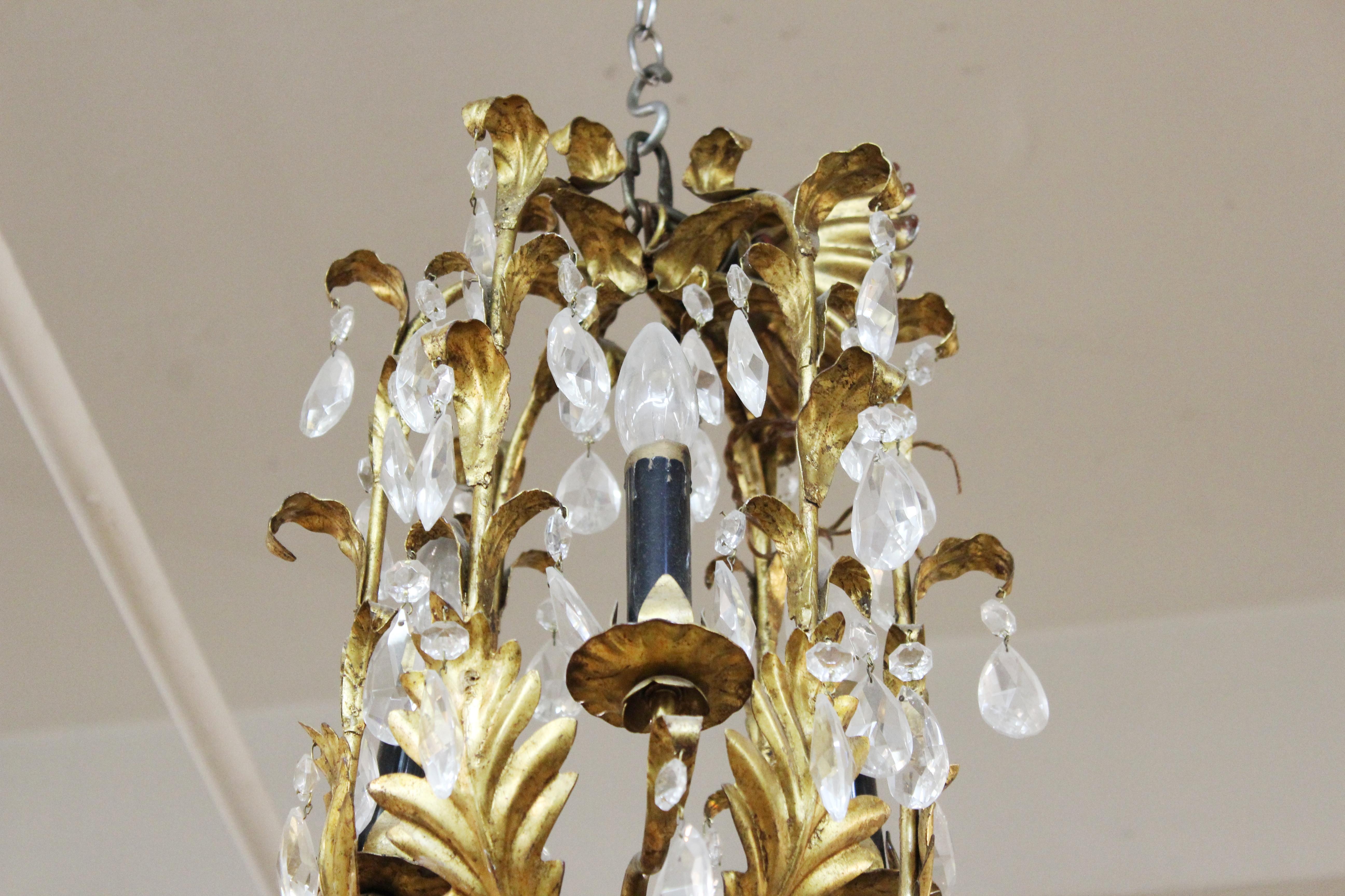 Italienischer italienischer Hollywood-Regency-Kronleuchter aus vergoldetem Zinn mit Kristalltropfen (20. Jahrhundert) im Angebot