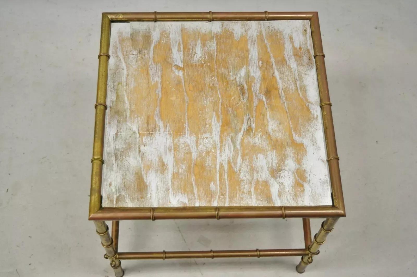 Italienischer, niedriger, quadratischer Hollywood-Regency-Beistelltisch aus Kunstbambus und Messing, Tole Metal (20. Jahrhundert) im Angebot
