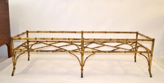 Italienischer Hollywood-Regency-Couchtisch aus vergoldetem Bambusimitat und Metallglas mit röhrenvergoldet