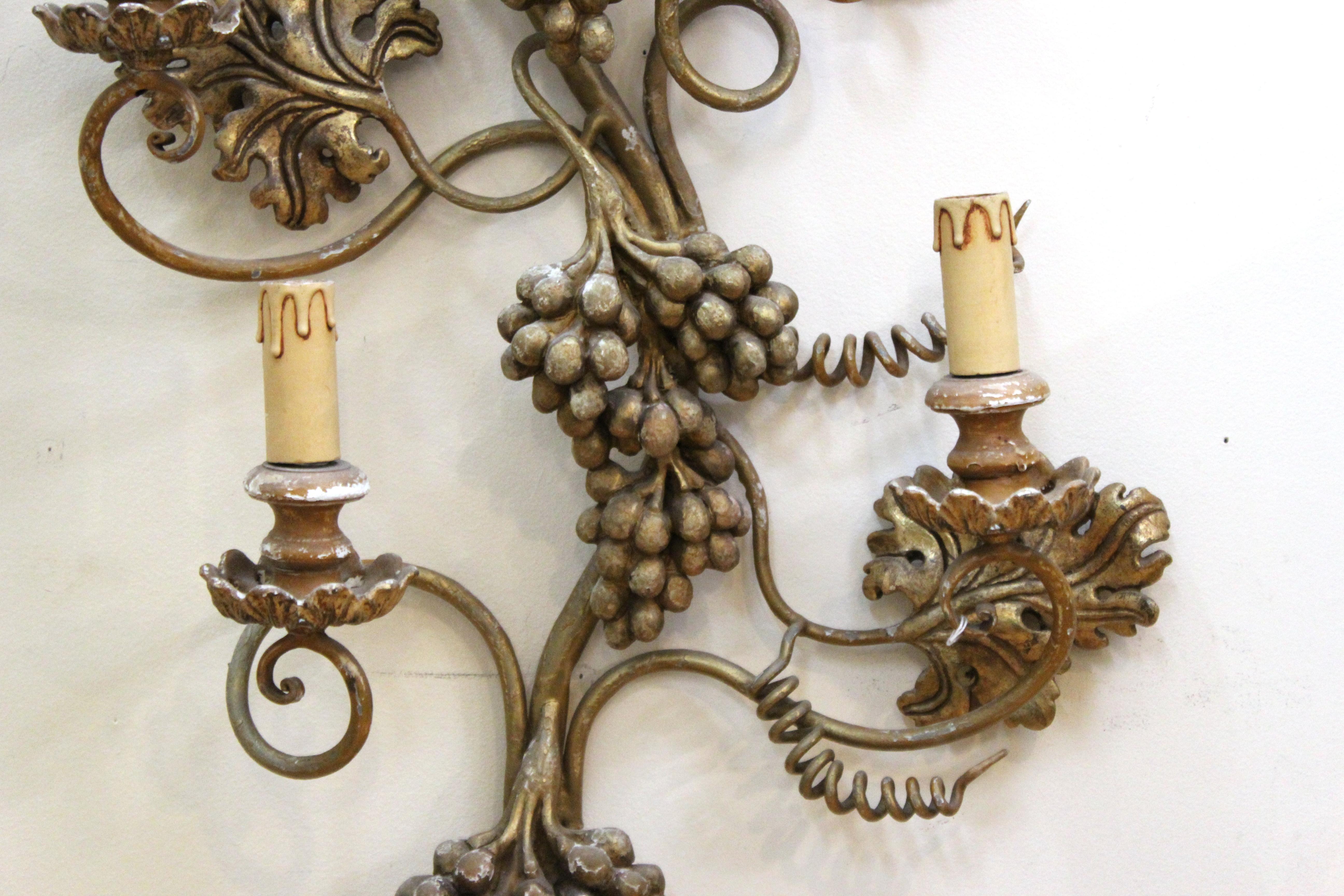 Italian Hollywood Regency Florentine Grape Wall Sconce In Good Condition In New York, NY