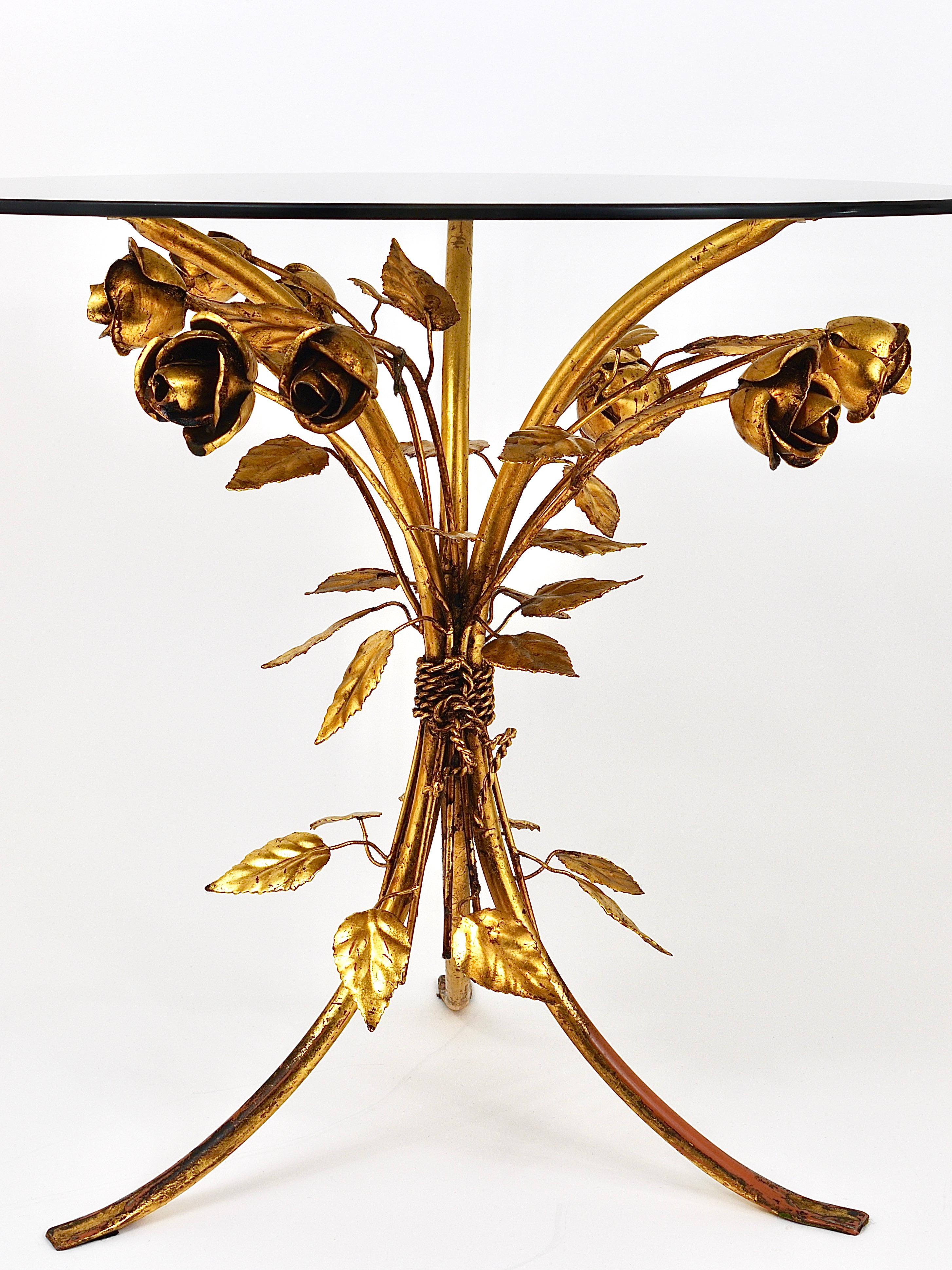 A beautiful floral gilded coffee / side / occasional table or guéridon from the 1970s. Shaped like a bunch of roses, handmade of gold-plated metal with a round smoked glass top. Labelled „Made in Italy“ on a nice little brass tag. In very good
