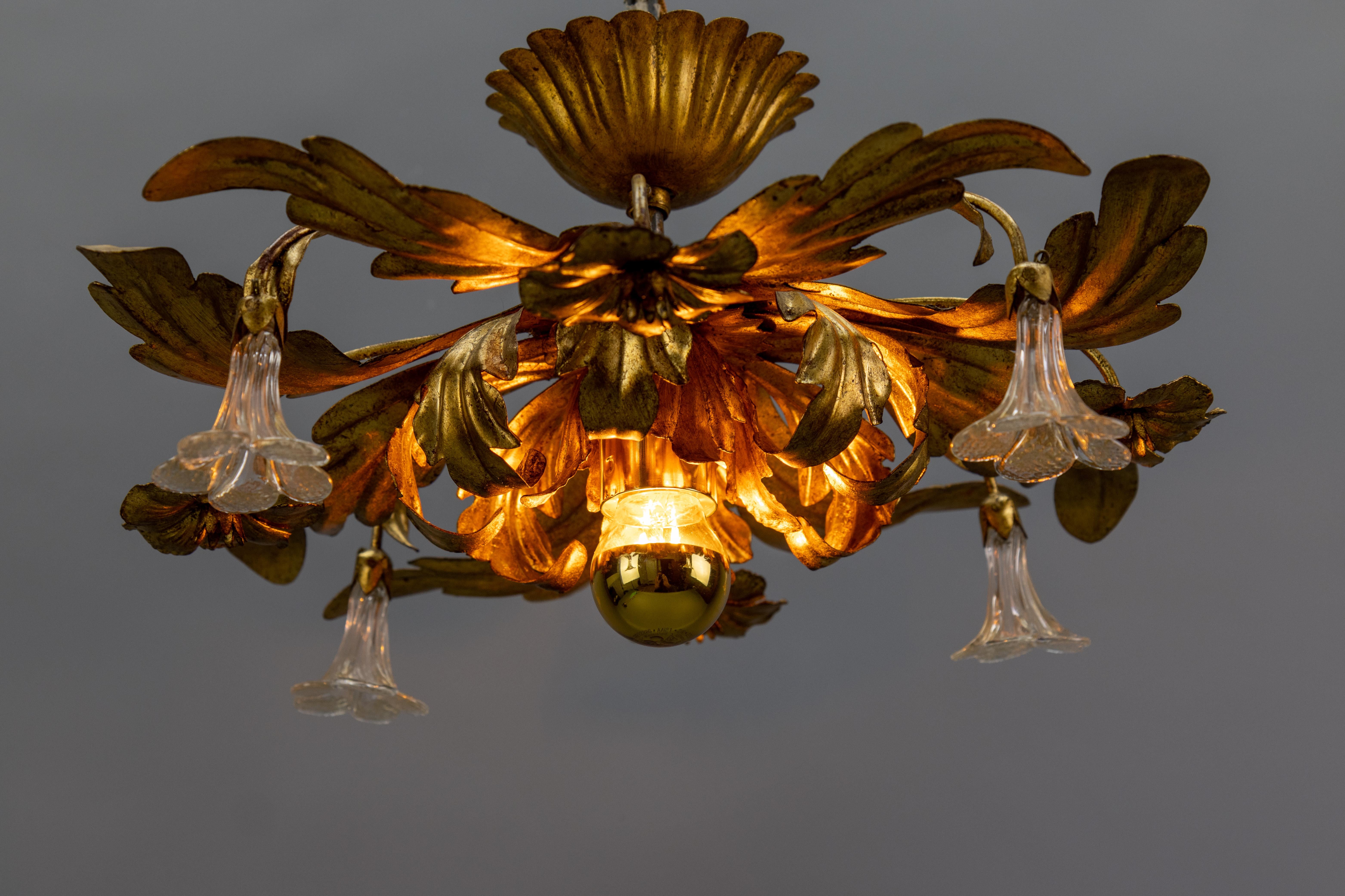 Italienische Hollywood-Regency-Deckenleuchte aus vergoldetem Metall und Glas mit Blumen, 1970er Jahre im Angebot 5
