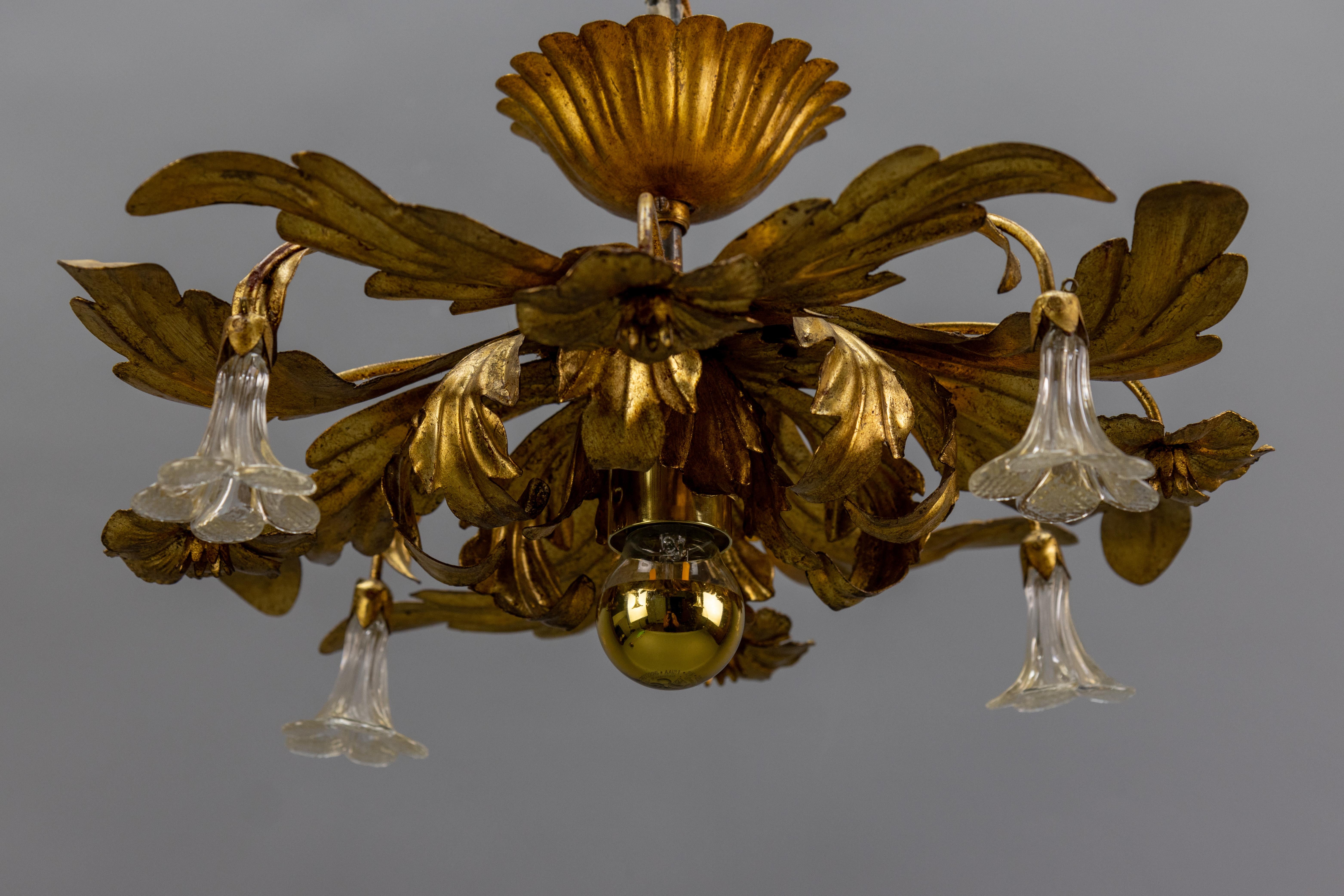 Italienische Hollywood-Regency-Deckenleuchte aus vergoldetem Metall und Glas mit Blumen, 1970er Jahre im Angebot 6