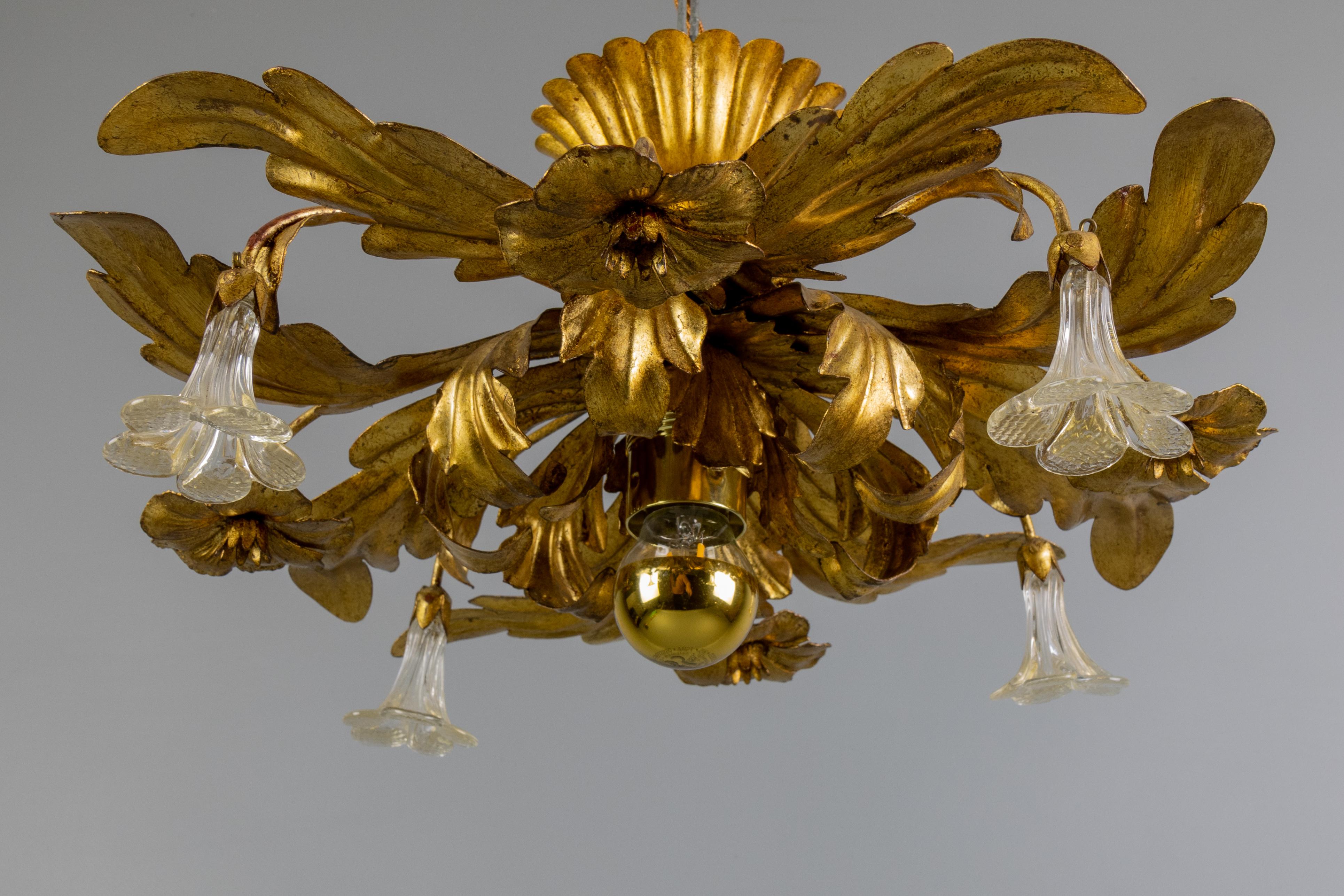 Italienische Hollywood-Regency-Deckenleuchte aus vergoldetem Metall und Glas mit Blumen, 1970er Jahre im Angebot 7