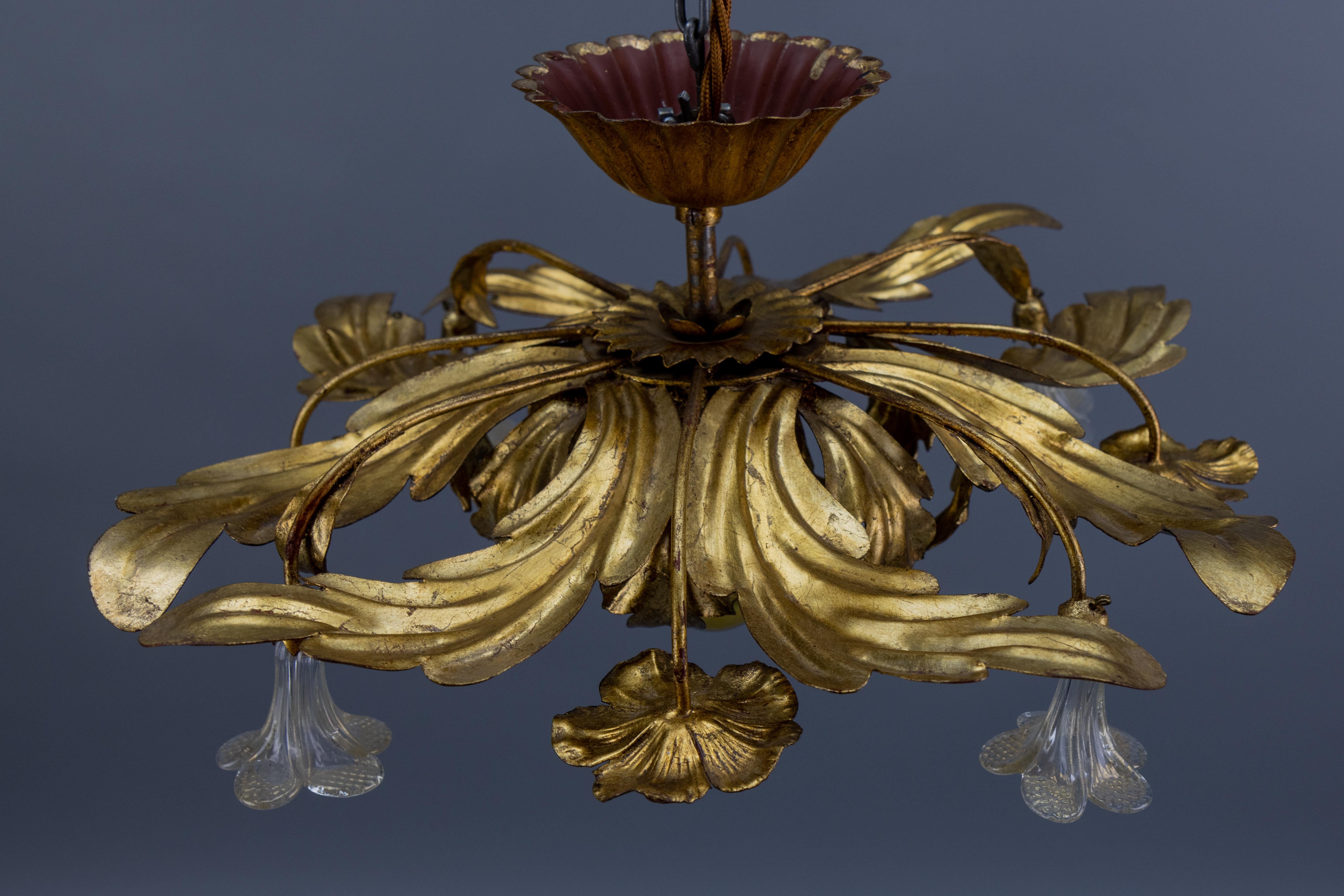 Italienische Hollywood-Regency-Deckenleuchte aus vergoldetem Metall und Glas mit Blumen, 1970er Jahre im Angebot 10