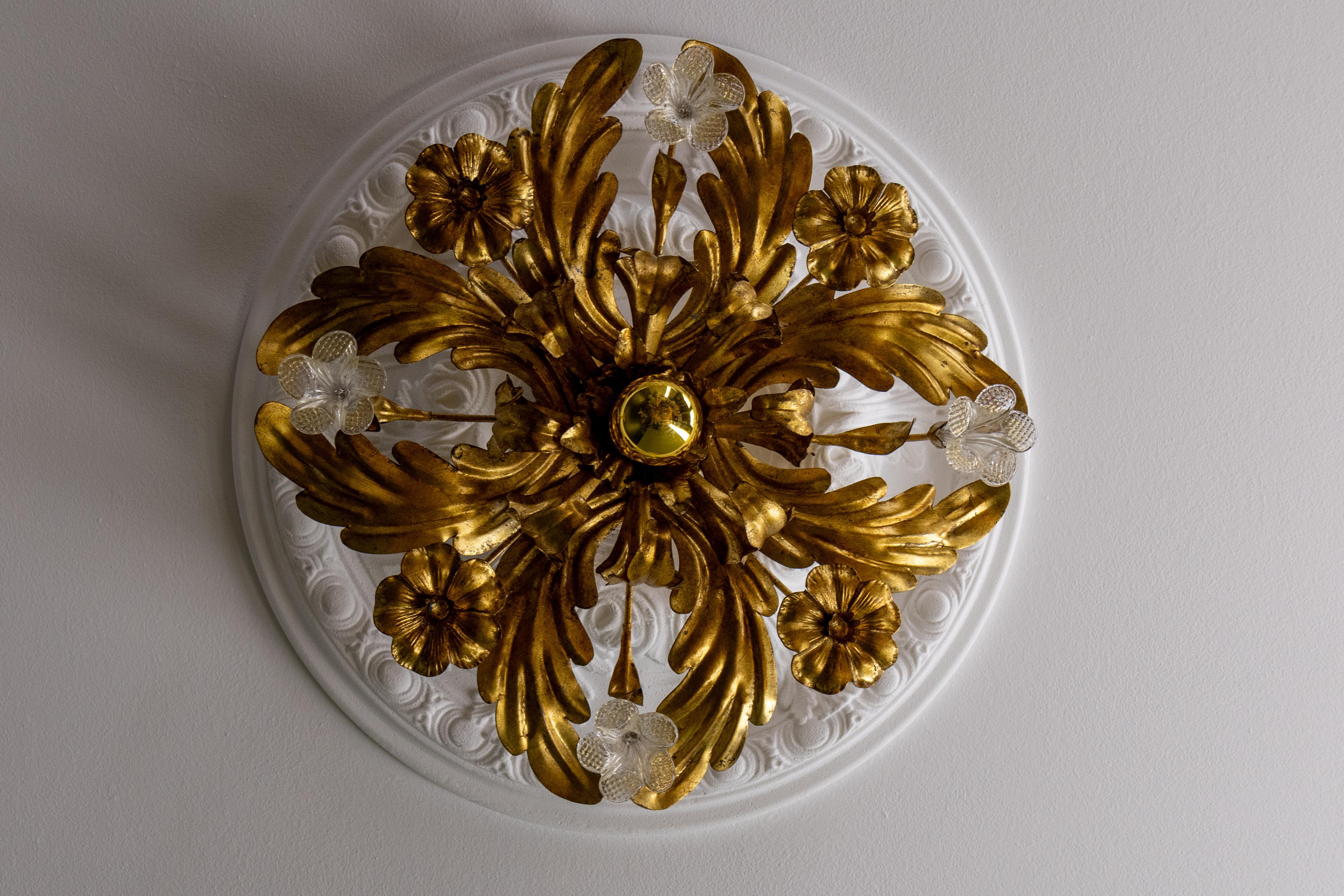 Italienische Deckenleuchte im Hollywood-Regency-Stil aus vergoldetem Metall und Glasblumen, 1970er Jahre

Eine charmante italienische Deckenleuchte im Hollywood-Regency-Stil aus den 1970er Jahren. Diese skulpturale Leuchte zeigt reich vergoldete