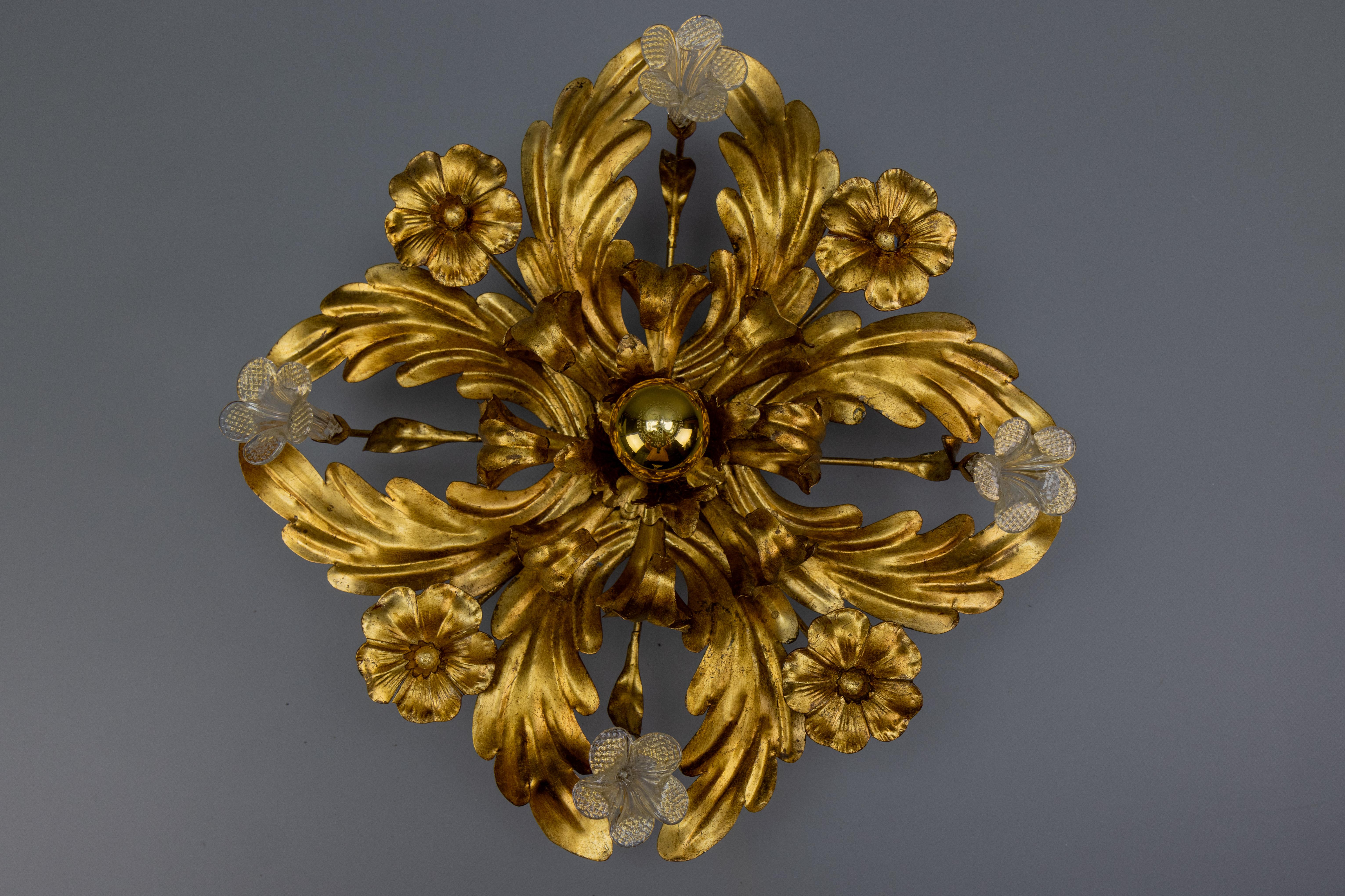 Italienische Hollywood-Regency-Deckenleuchte aus vergoldetem Metall und Glas mit Blumen, 1970er Jahre im Angebot 14