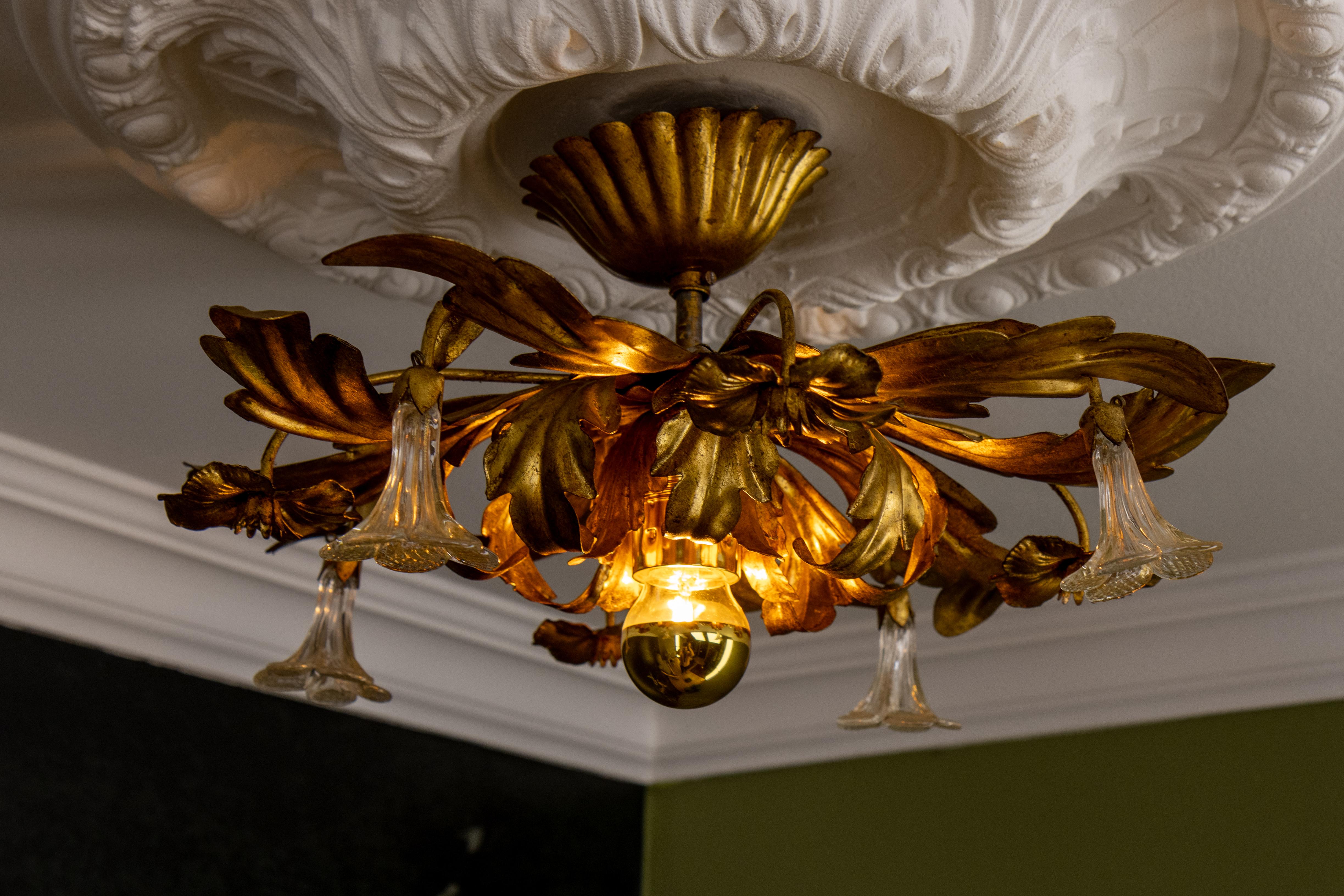 Italienische Hollywood-Regency-Deckenleuchte aus vergoldetem Metall und Glas mit Blumen, 1970er Jahre im Angebot 1