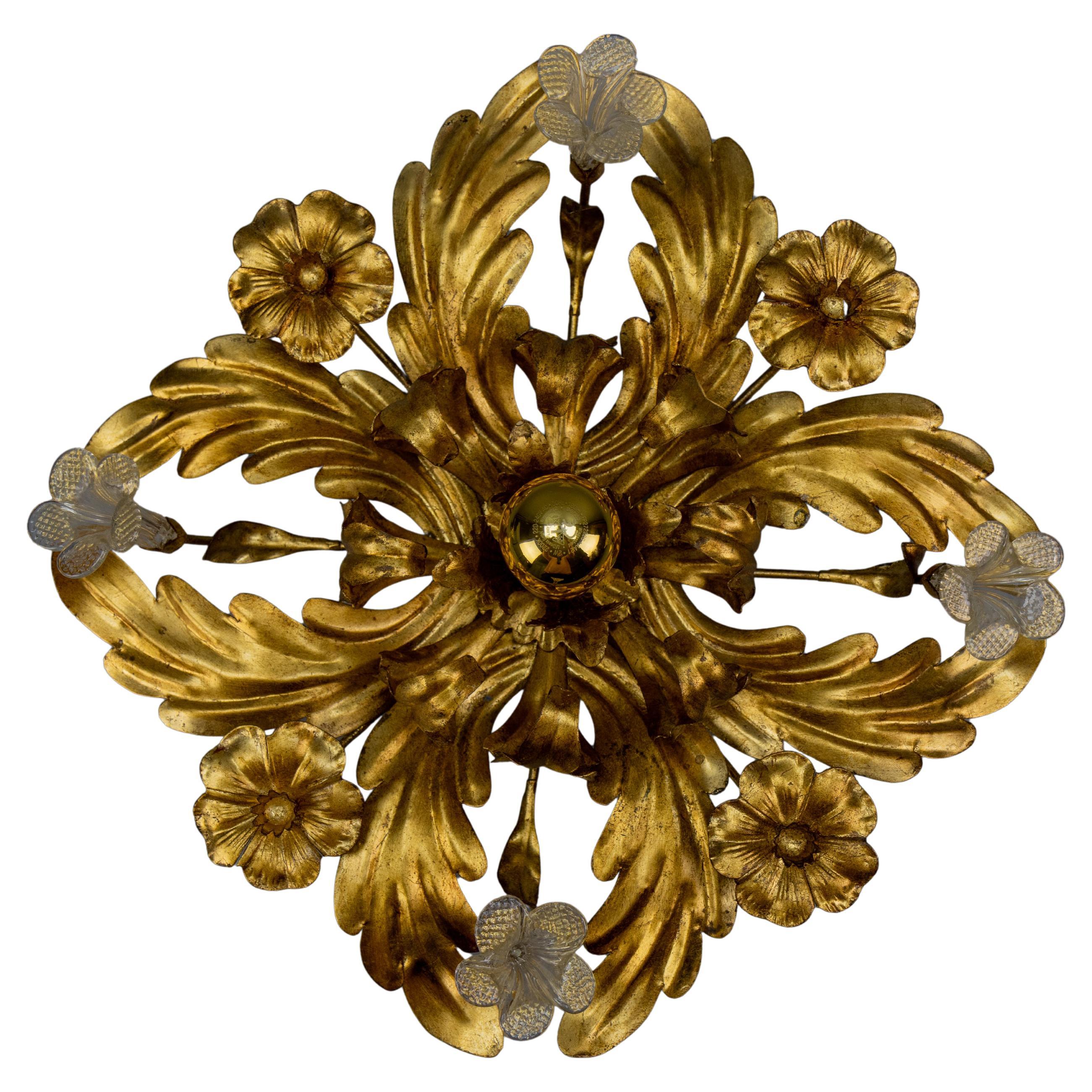 Italienische Hollywood-Regency-Deckenleuchte aus vergoldetem Metall und Glas mit Blumen, 1970er Jahre im Angebot