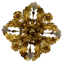 Italienische Hollywood-Regency-Deckenleuchte aus vergoldetem Metall und Glas mit Blumen, 1970er Jahre