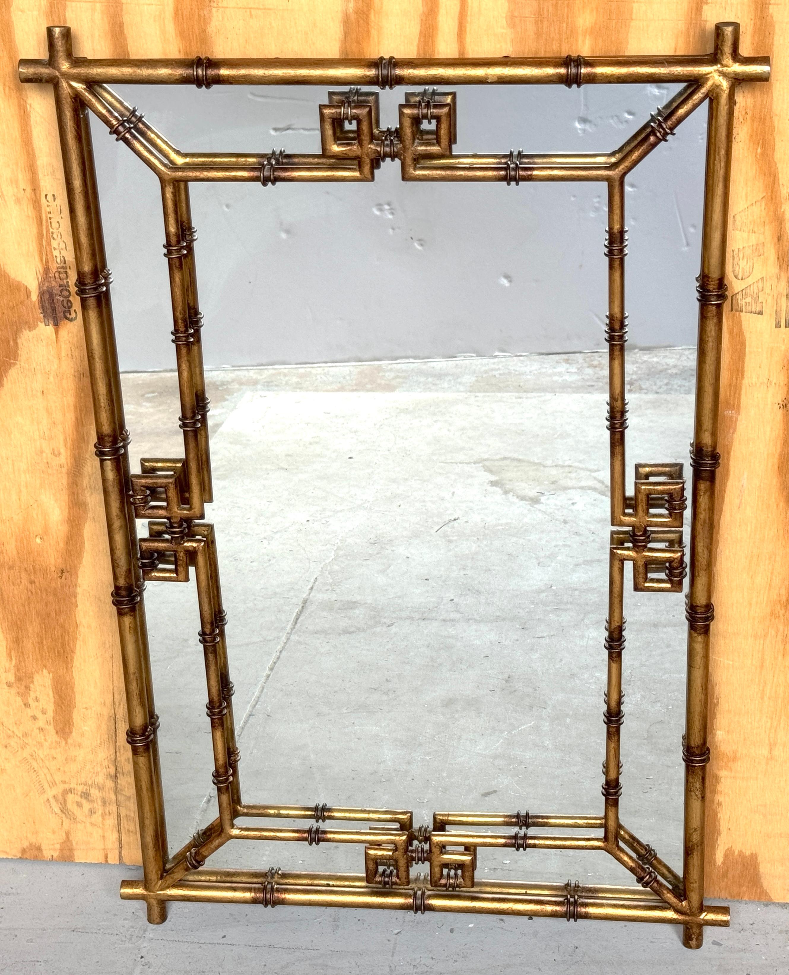 Espejo de llave griega italiano Hollywood Regency de metal dorado imitación bambú 

Italia, circa 1970s

Este impresionante espejo italiano de la Regencia de Hollywood es un buen ejemplo del diseño de mediados de siglo; presume de una estética