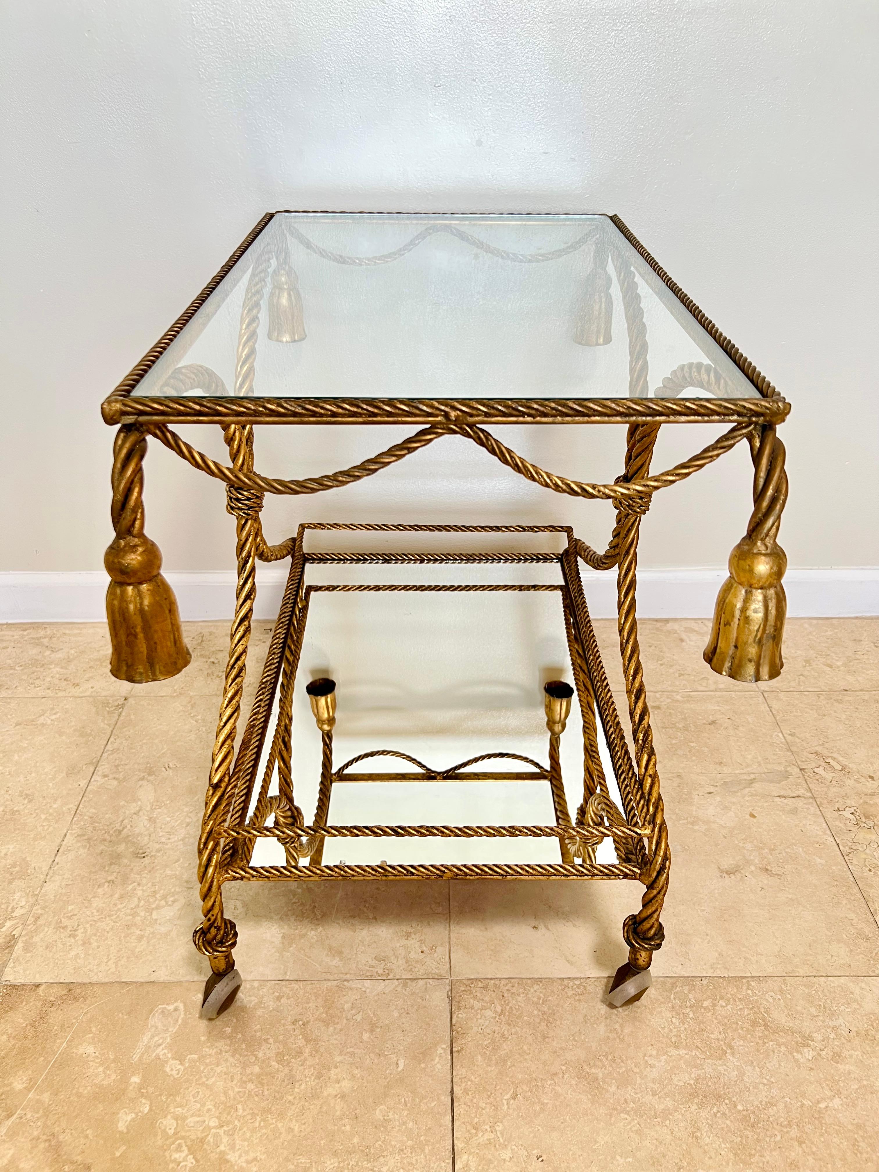 Carrito de bar italiano Hollywood Regency de cuerda y borla de metal dorado Regencia de Hollywood en venta