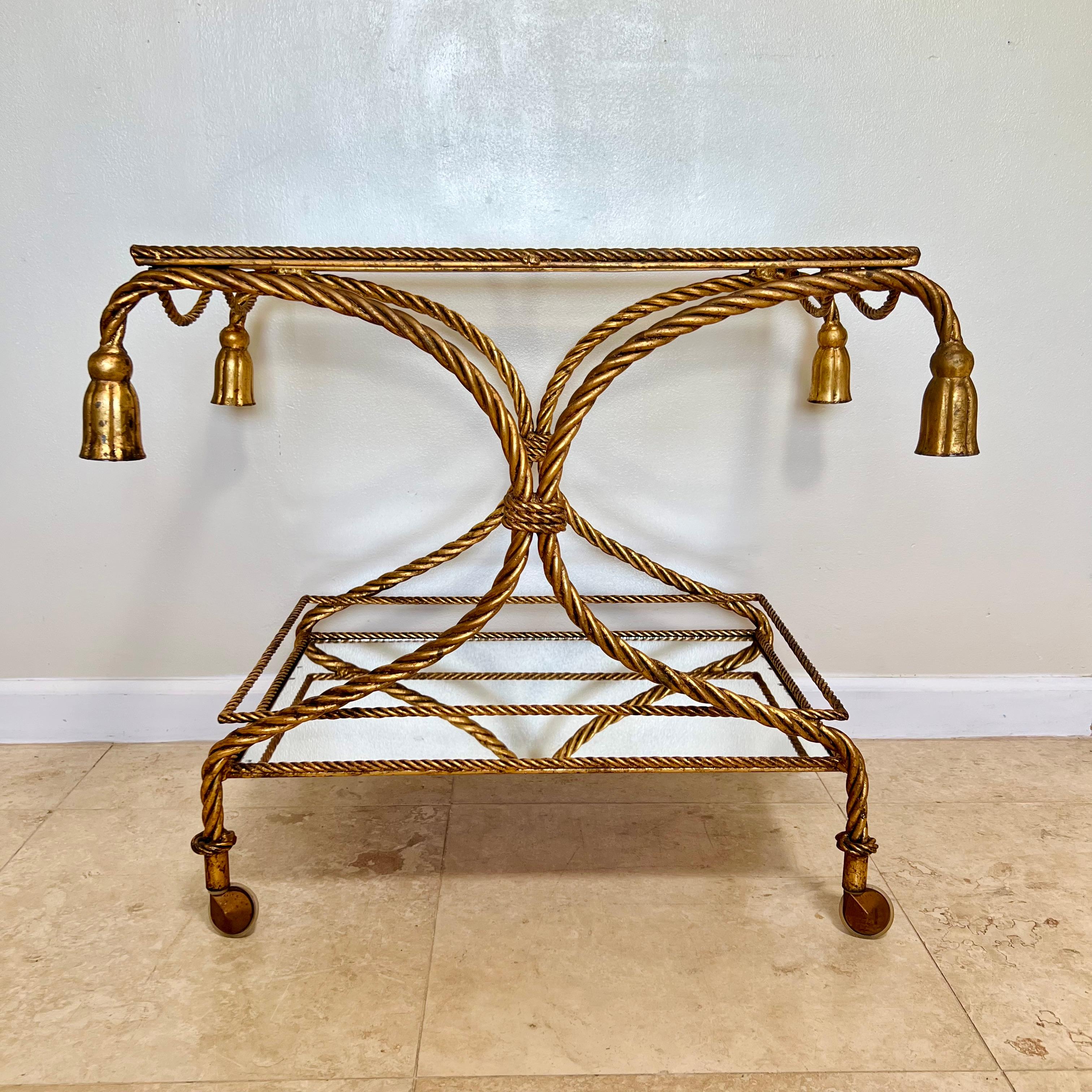 Carrito de bar italiano Hollywood Regency de cuerda y borla de metal dorado Italiano en venta