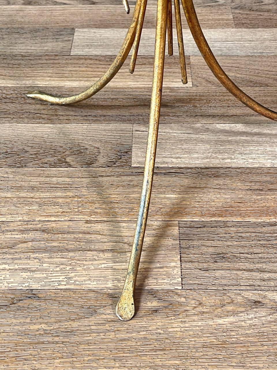 Table d'appoint en métal doré avec rosace et feuille, avec plateau en verre, Hollywood Regency en vente 4