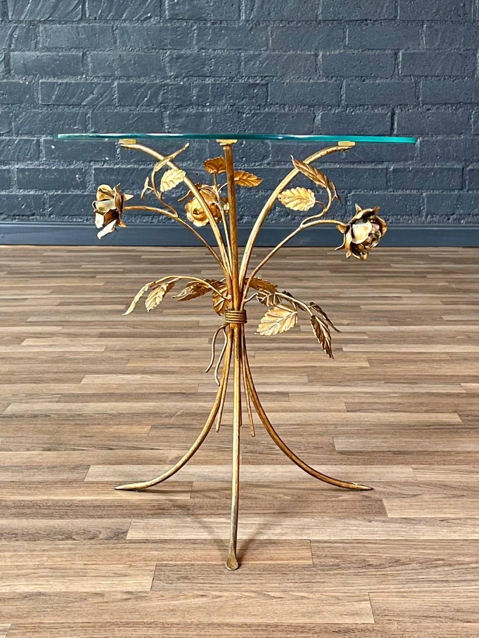 italien Table d'appoint en métal doré avec rosace et feuille, avec plateau en verre, Hollywood Regency en vente