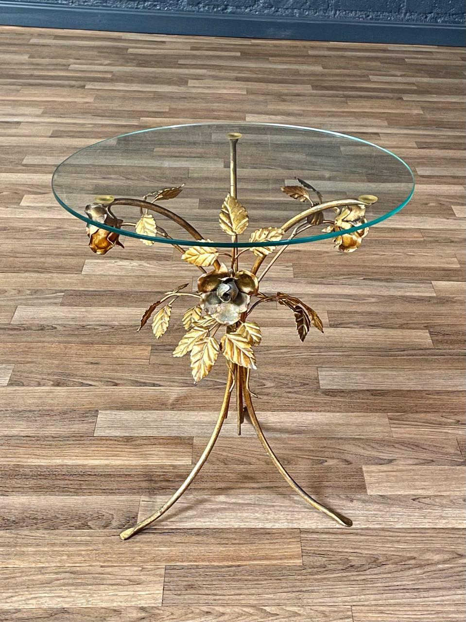 Table d'appoint en métal doré avec rosace et feuille, avec plateau en verre, Hollywood Regency Bon état - En vente à Los Angeles, CA