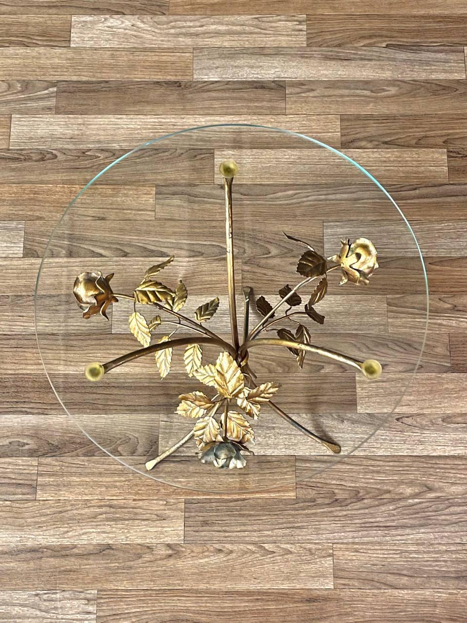 Milieu du XXe siècle Table d'appoint en métal doré avec rosace et feuille, avec plateau en verre, Hollywood Regency en vente