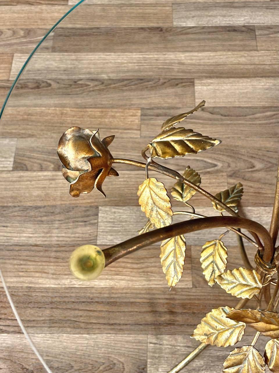 Métal Table d'appoint en métal doré avec rosace et feuille, avec plateau en verre, Hollywood Regency en vente