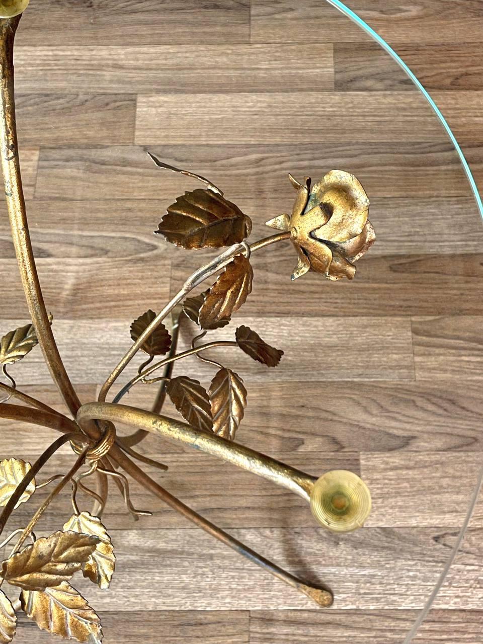 Table d'appoint en métal doré avec rosace et feuille, avec plateau en verre, Hollywood Regency en vente 1