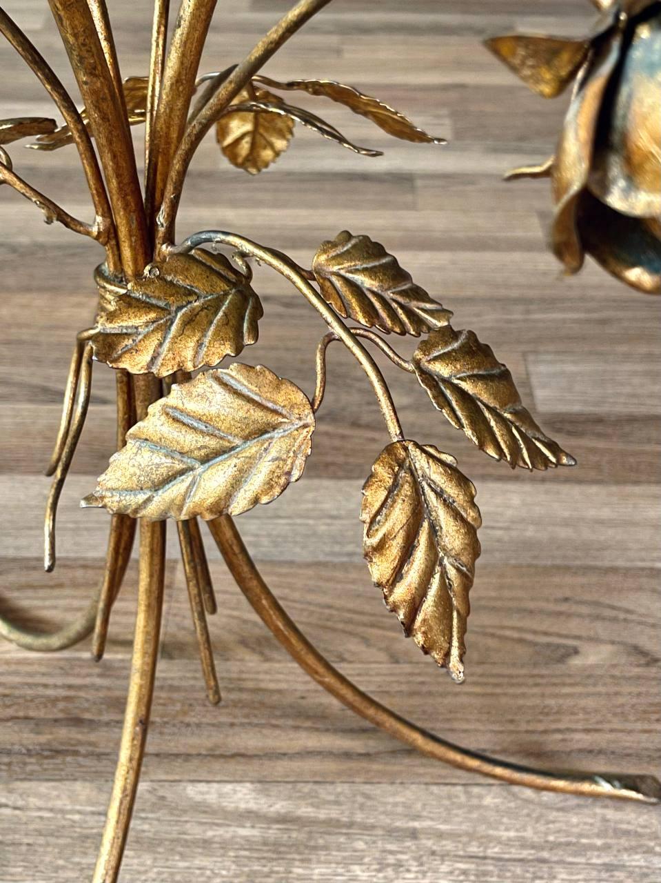 Table d'appoint en métal doré avec rosace et feuille, avec plateau en verre, Hollywood Regency en vente 2